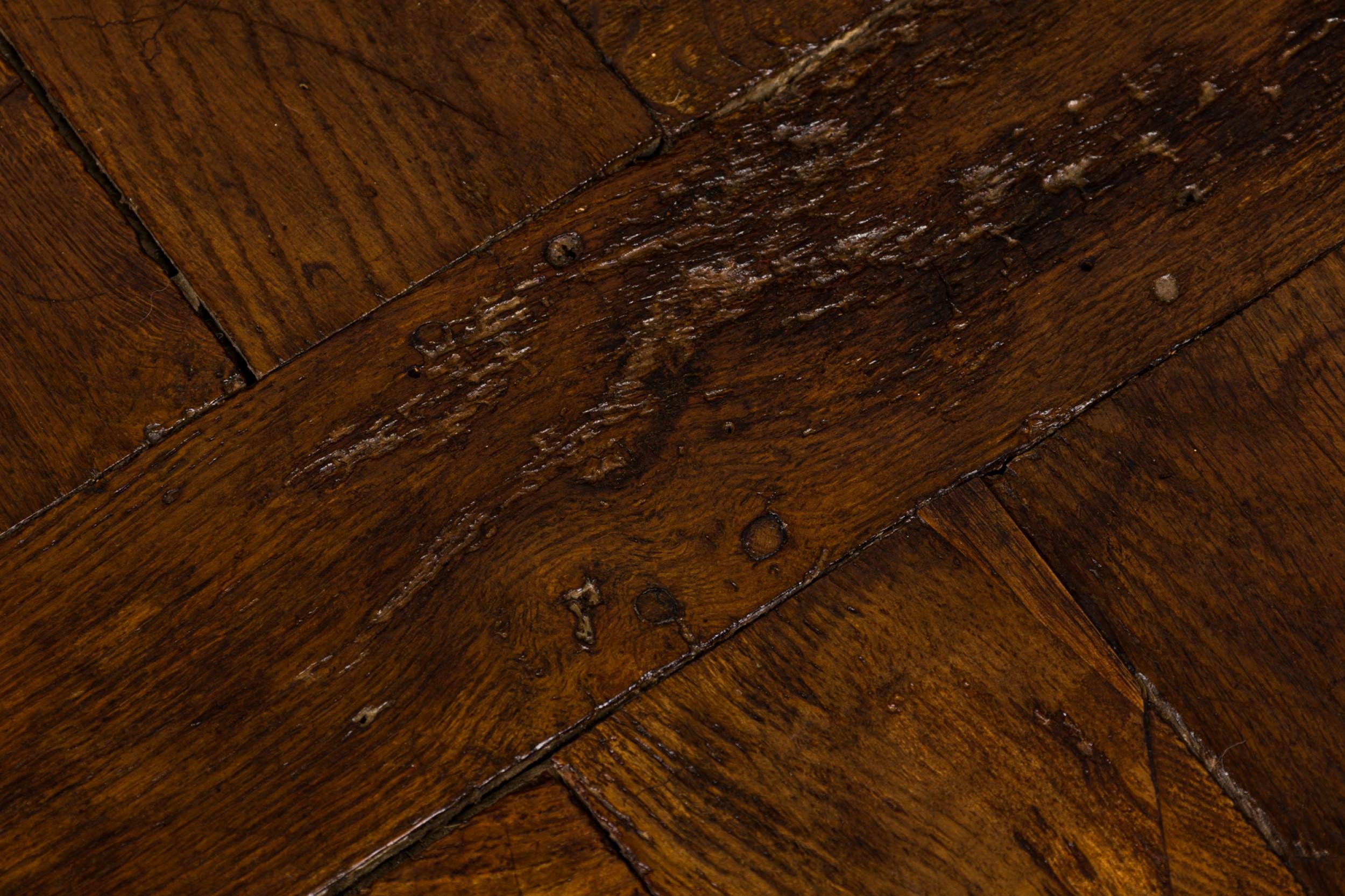 Metallo Tavolino da caffè contemporaneo in legno con pavimento in parquet in vendita