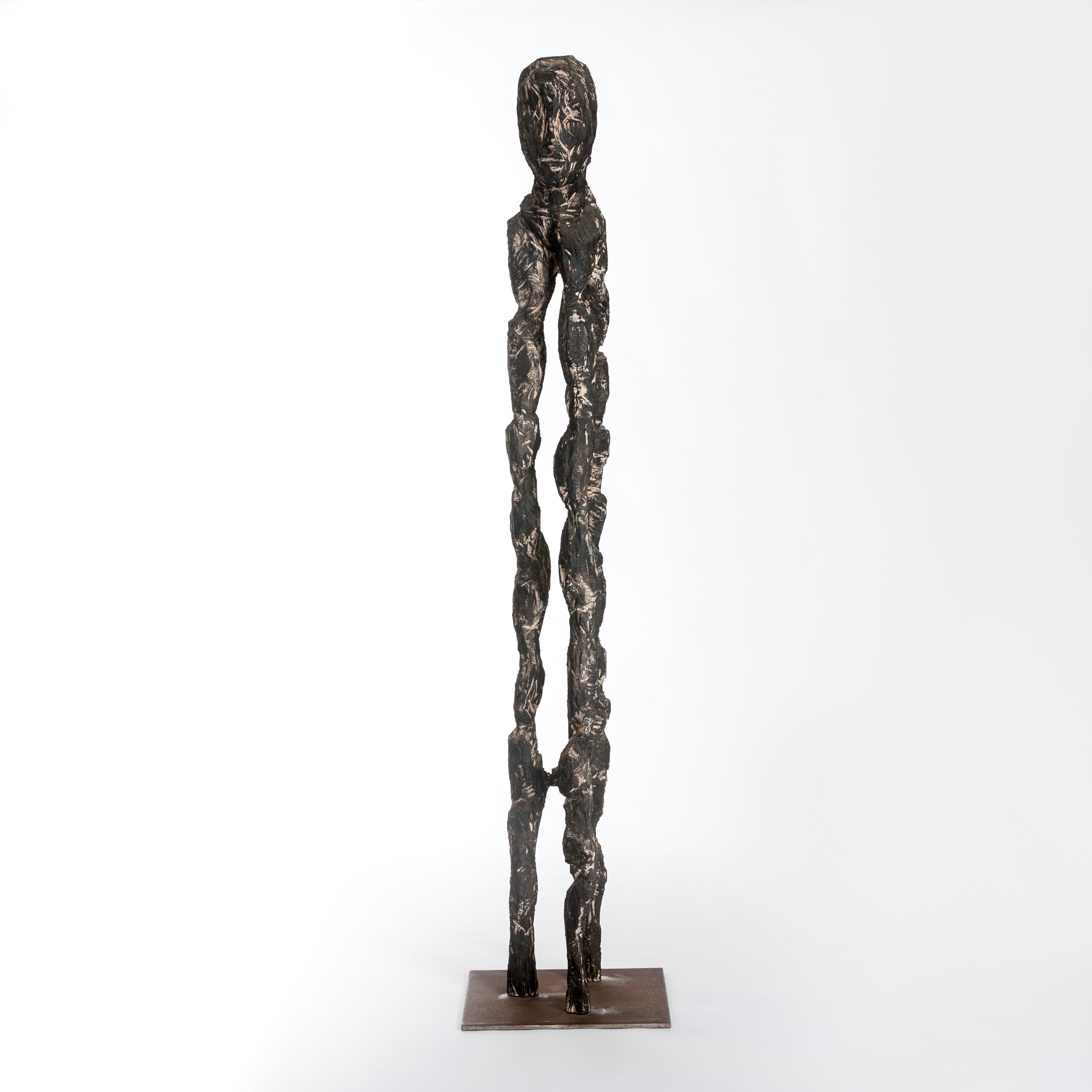 Escultura contemporánea de madera a tamaño natural creada mediante aserrado circular, pintada de negro grisáceo sobre fondo blanco.
Firmado Christofer Kochs, 2009.
Medidas: Base de hierro 40 x 40 cm
El objeto parece ligero, aunque es de madera