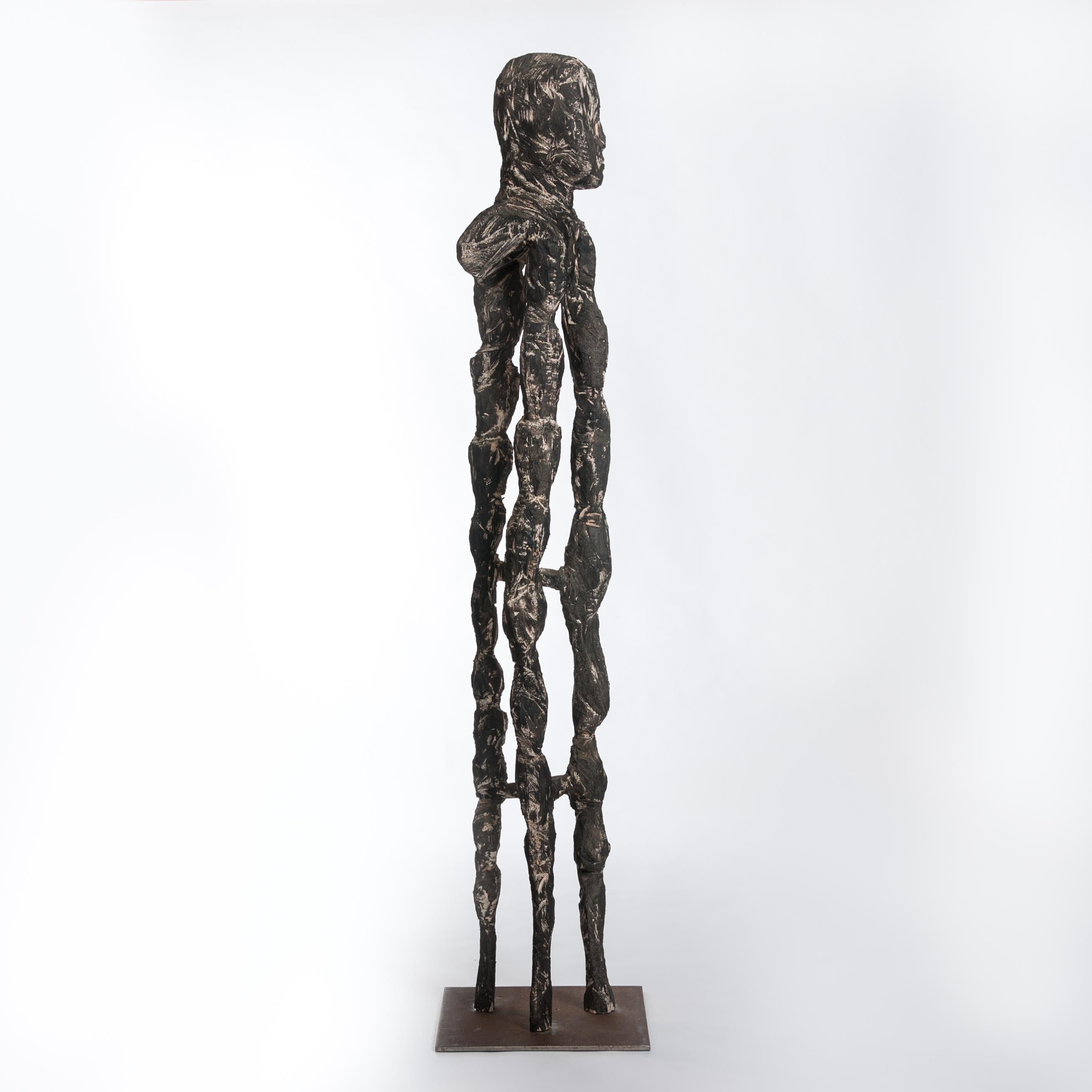 Escultura contemporánea de madera pintada en negro/gris/blanco roto by Christofer Kochs Moderno en venta