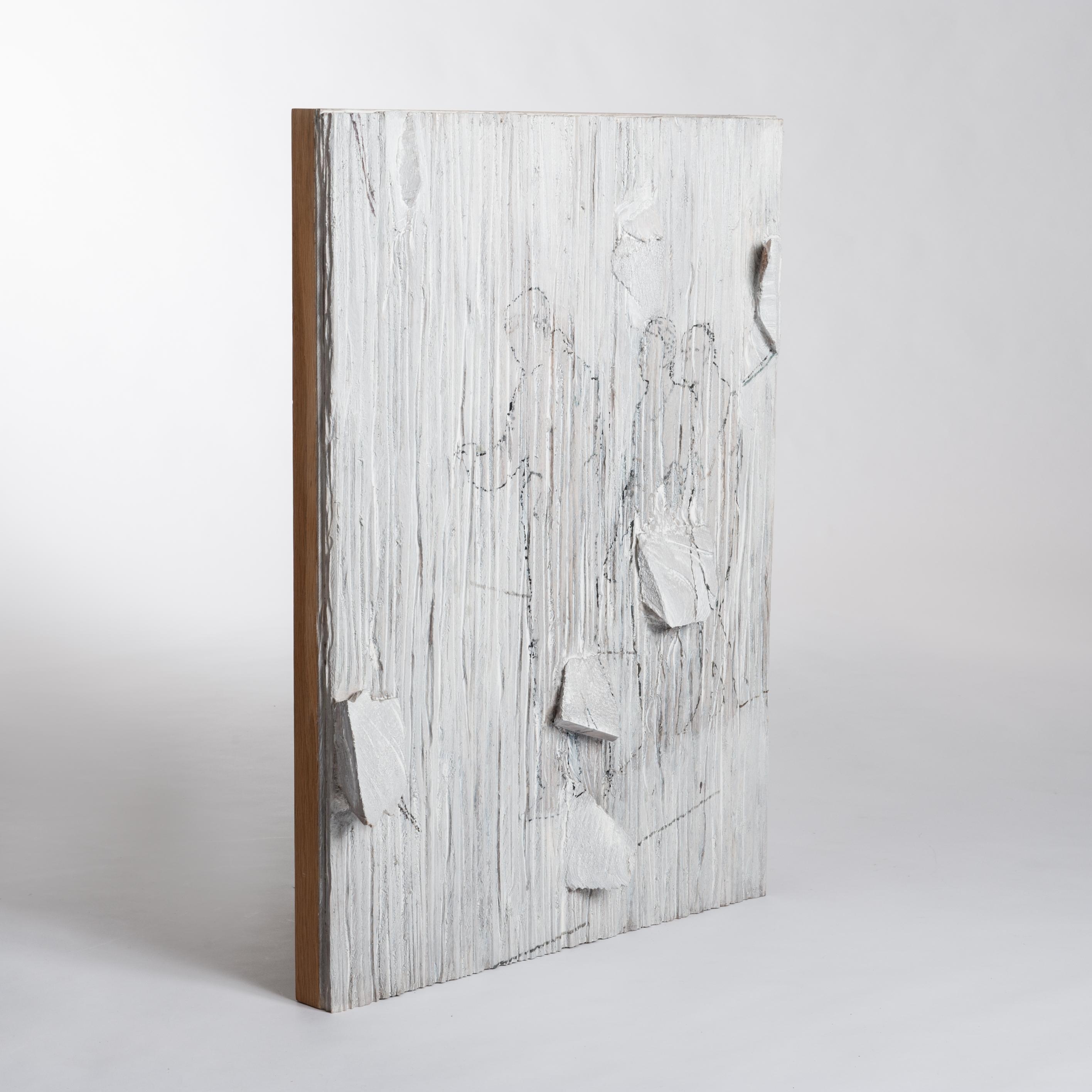 Escultura-pintura contemporánea de madera en gris claro de Christofer Kochs Alemán en venta
