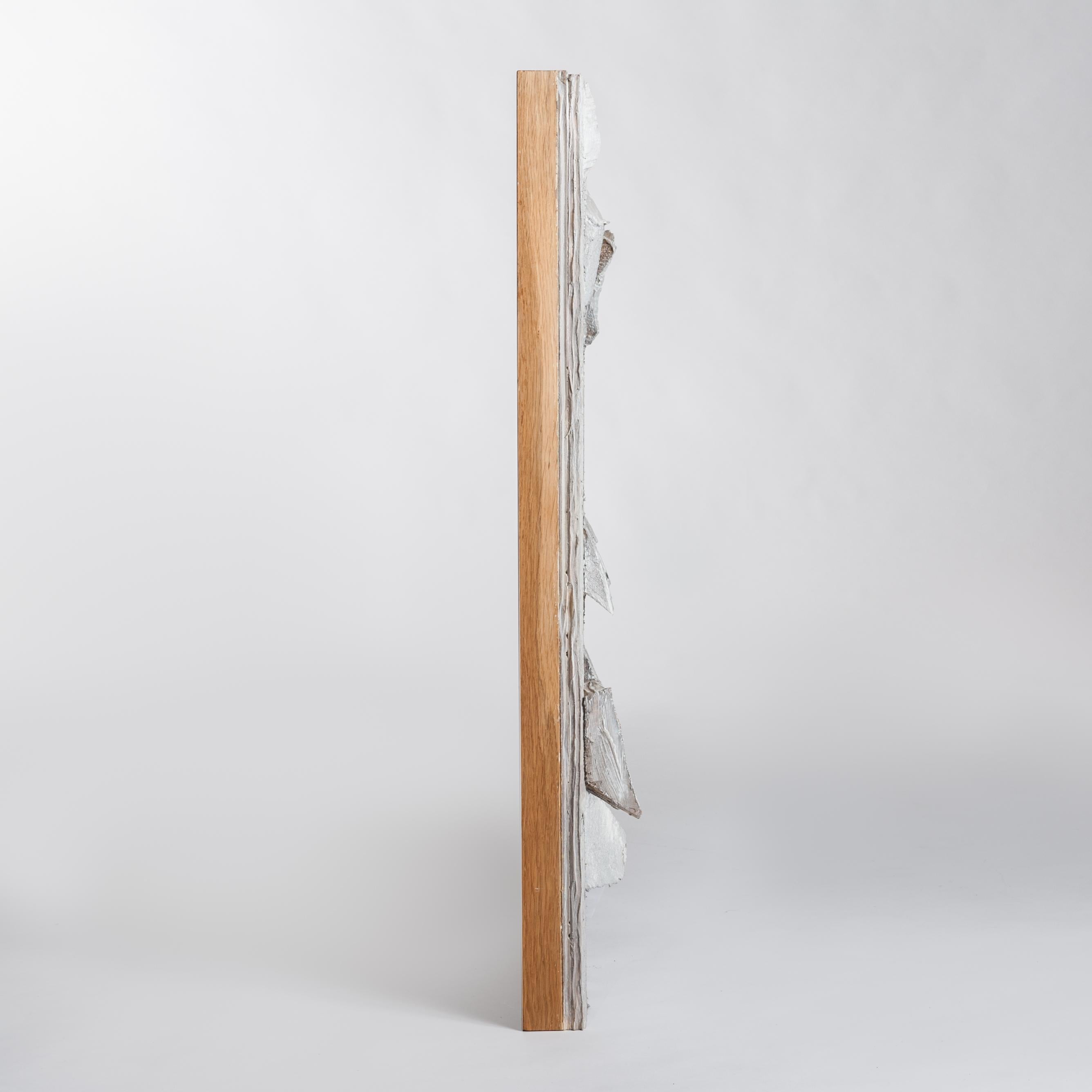 Zeitgenössische Holzskulptur-Bemalung in Hellgrau von Christofer Kochs im Zustand „Gut“ im Angebot in Salzburg, AT