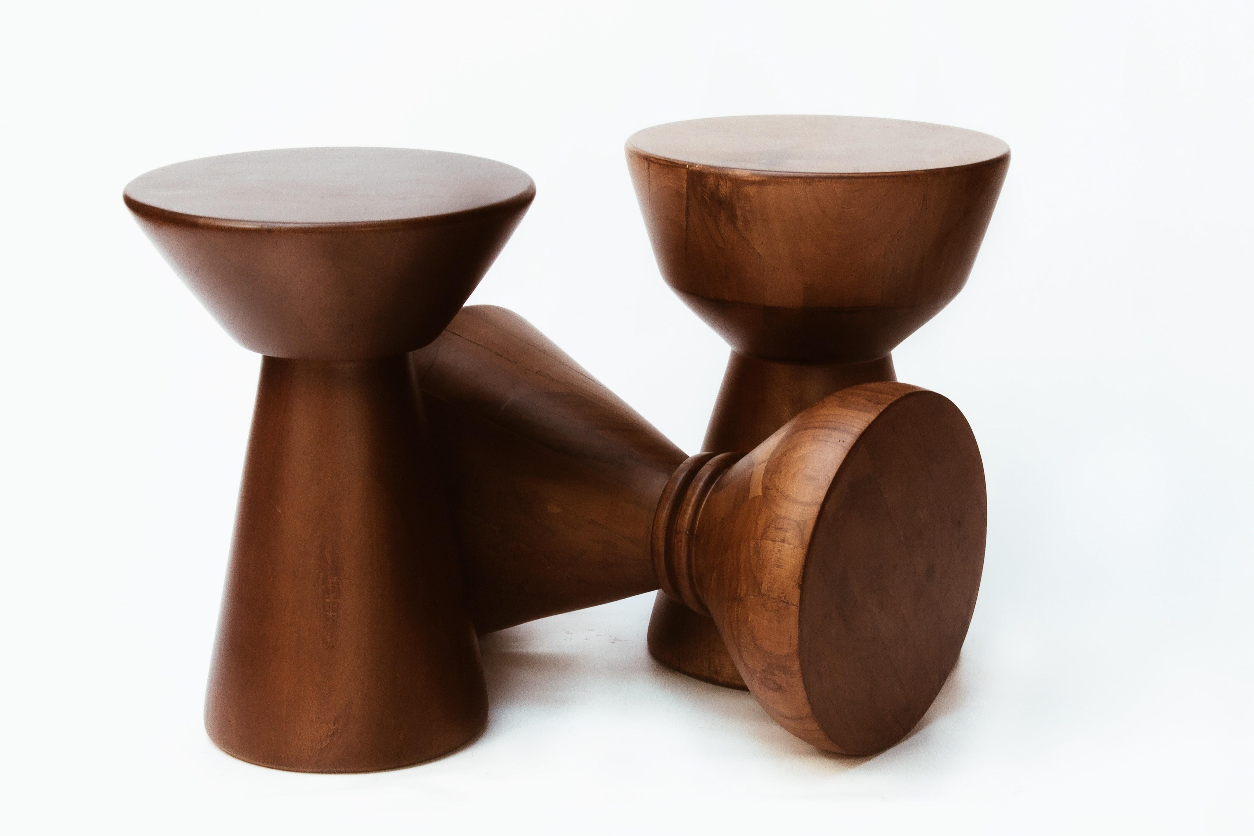 Zeitgenössischer Holzhocker von CarmWorks, Dunkelbraun (Kolumbianisch) im Angebot