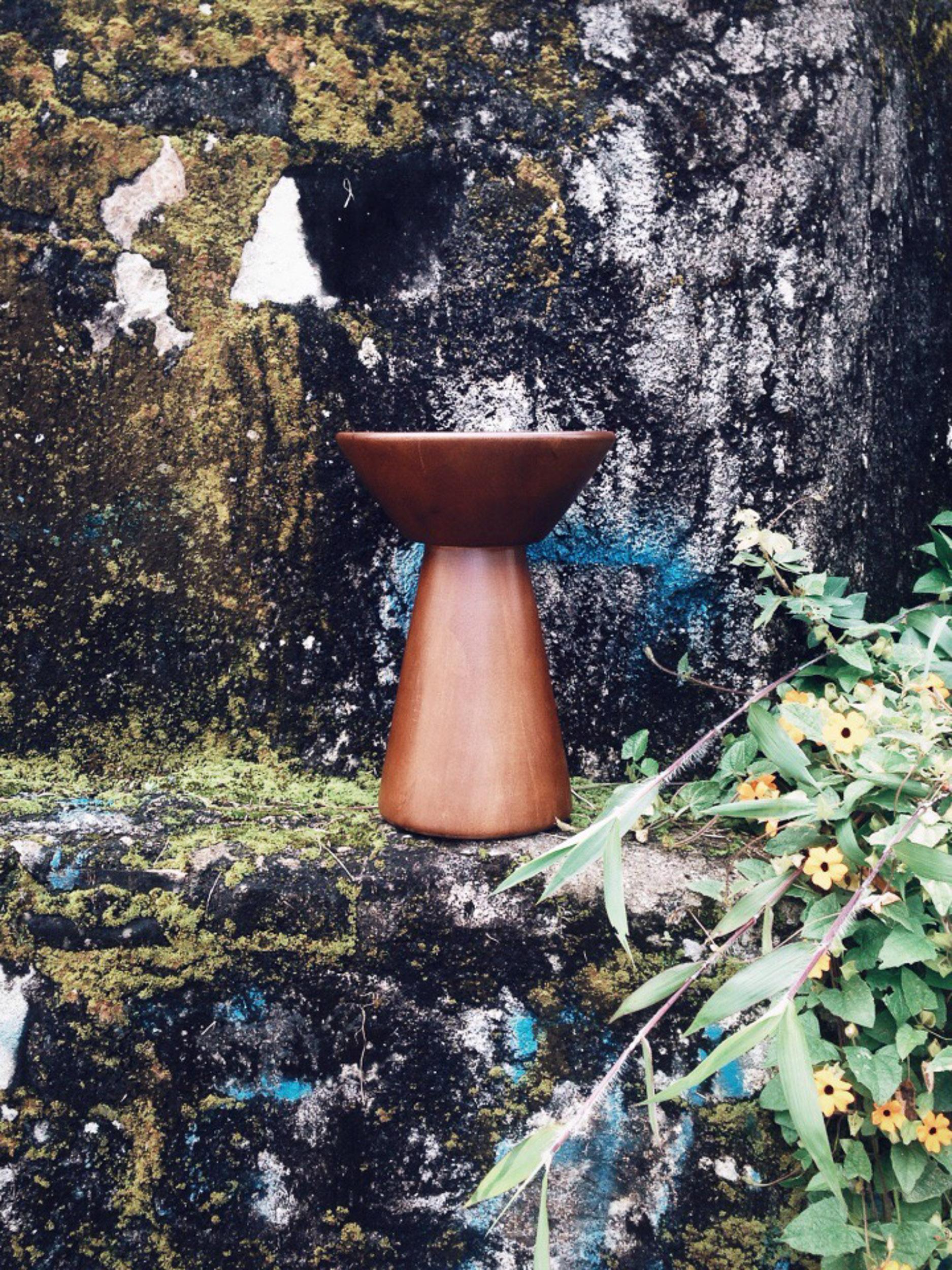 Zeitgenössischer Holzhocker von CarmWorks, Dunkelbraun (21. Jahrhundert und zeitgenössisch) im Angebot