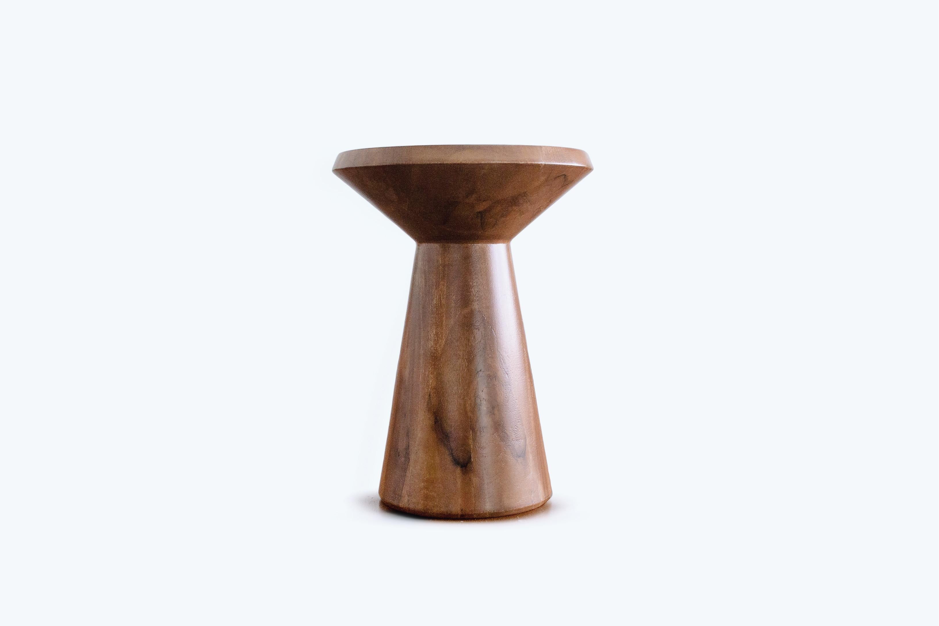 Zeitgenössischer Hocker aus hellem Holz von Camilo Andres Rodriguez Marquez (alias CarmWorks)

Massive Eiche oder Zedernholz 

Für den Außeneinsatz geeignet

Jedes Stück ist eine Sonderanfertigung und wird von der Künstlerin