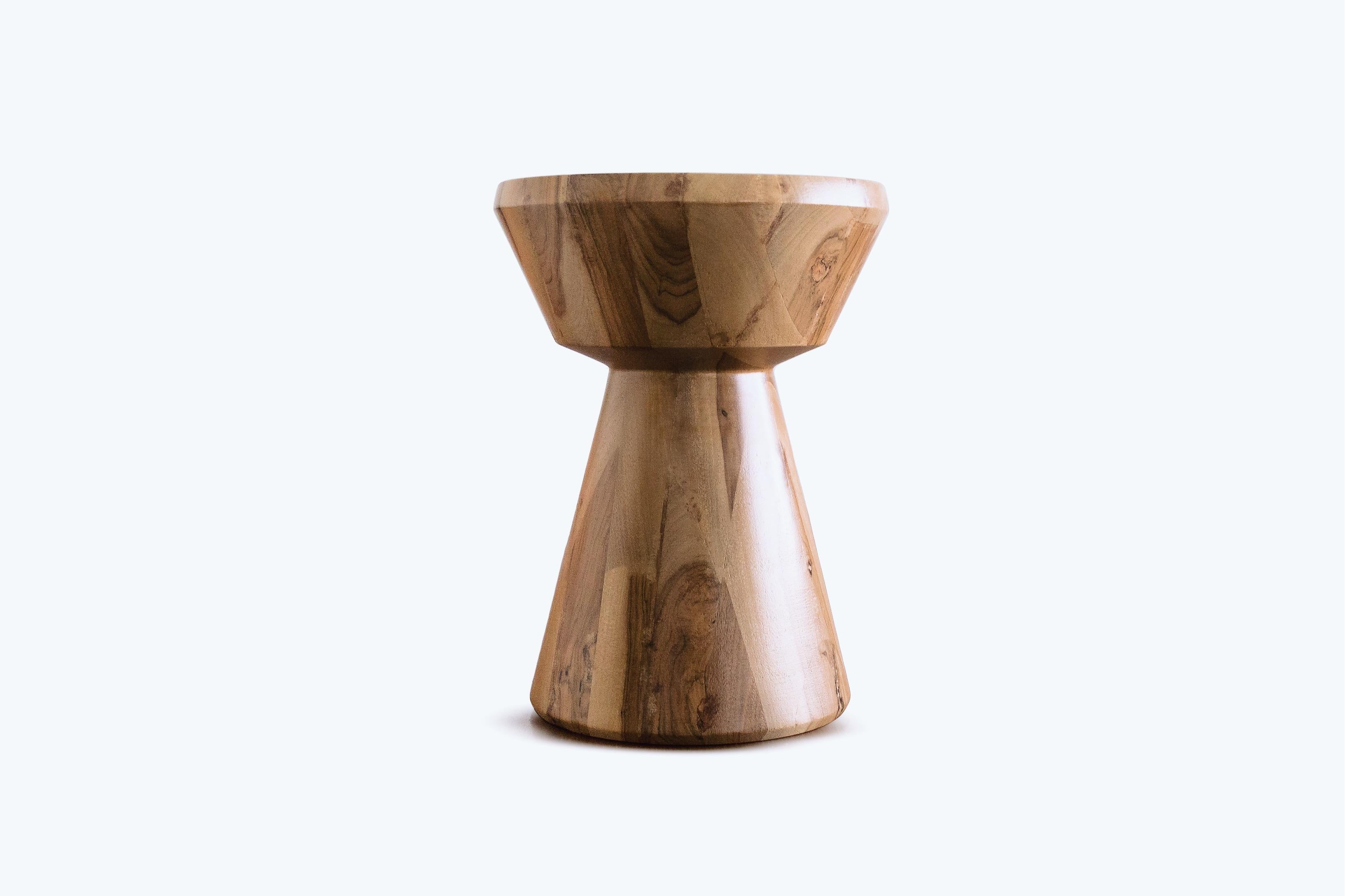 Zeitgenössischer Holzhocker von Carm Works, Lichtholz (Organische Moderne) im Angebot