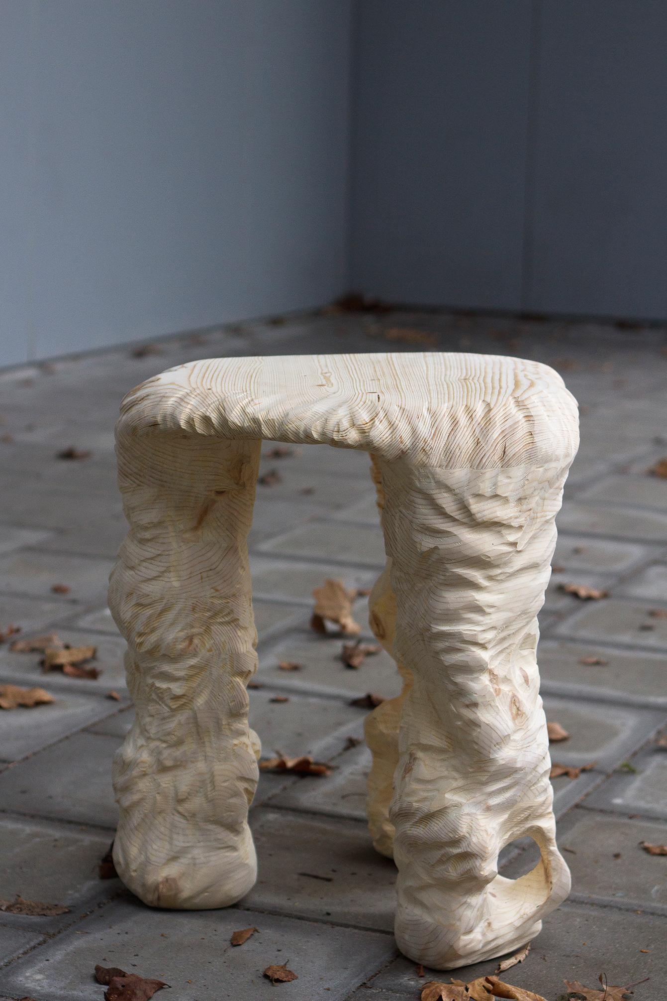 Zeitgenössischer Holzhocker, skulptural, handgefertigt, dreibeinig, geschnitztes Holz im Angebot 3