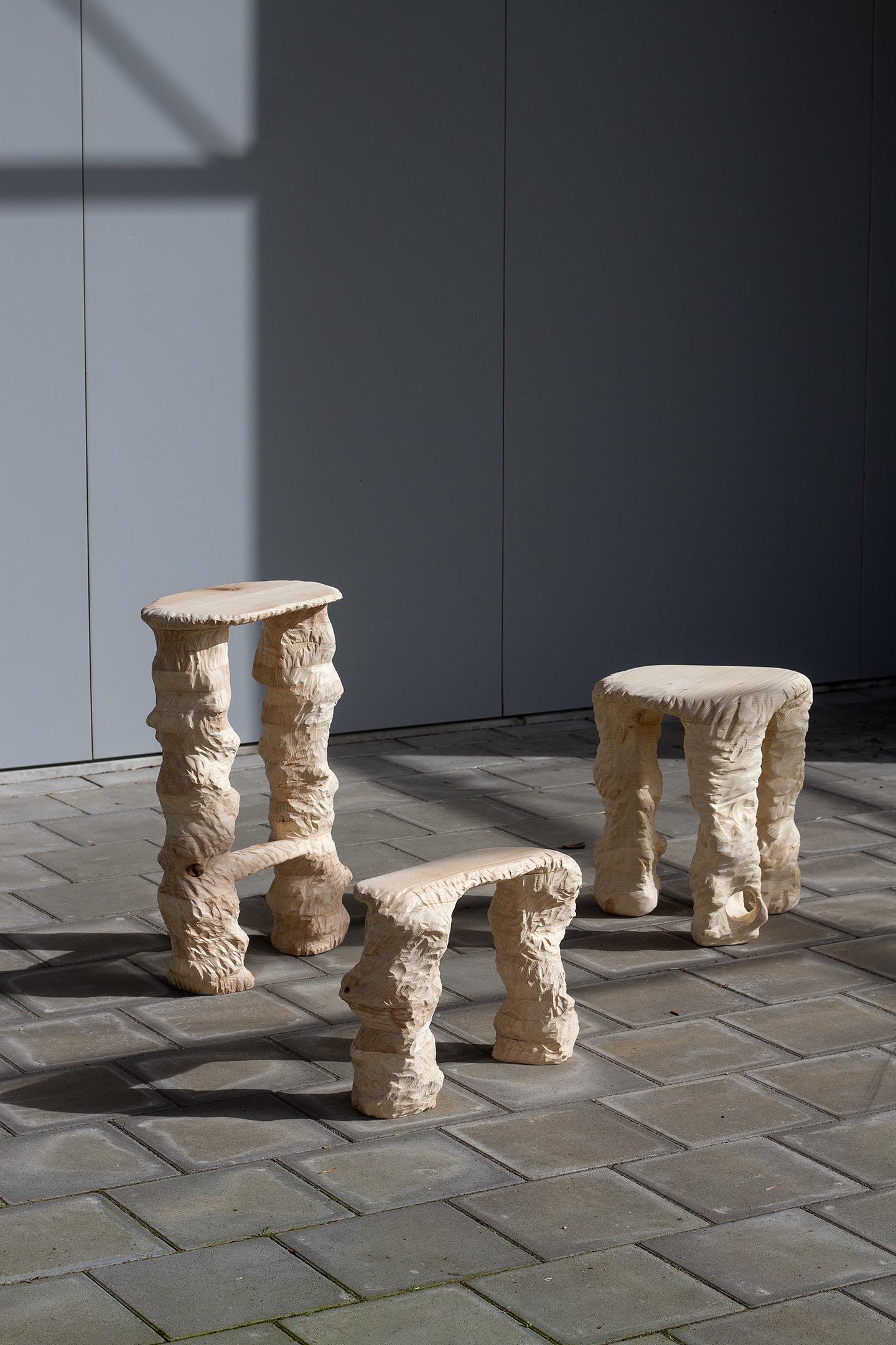 Zeitgenössischer Holzhocker, skulptural, handgefertigt, dreibeinig, geschnitztes Holz im Angebot 4