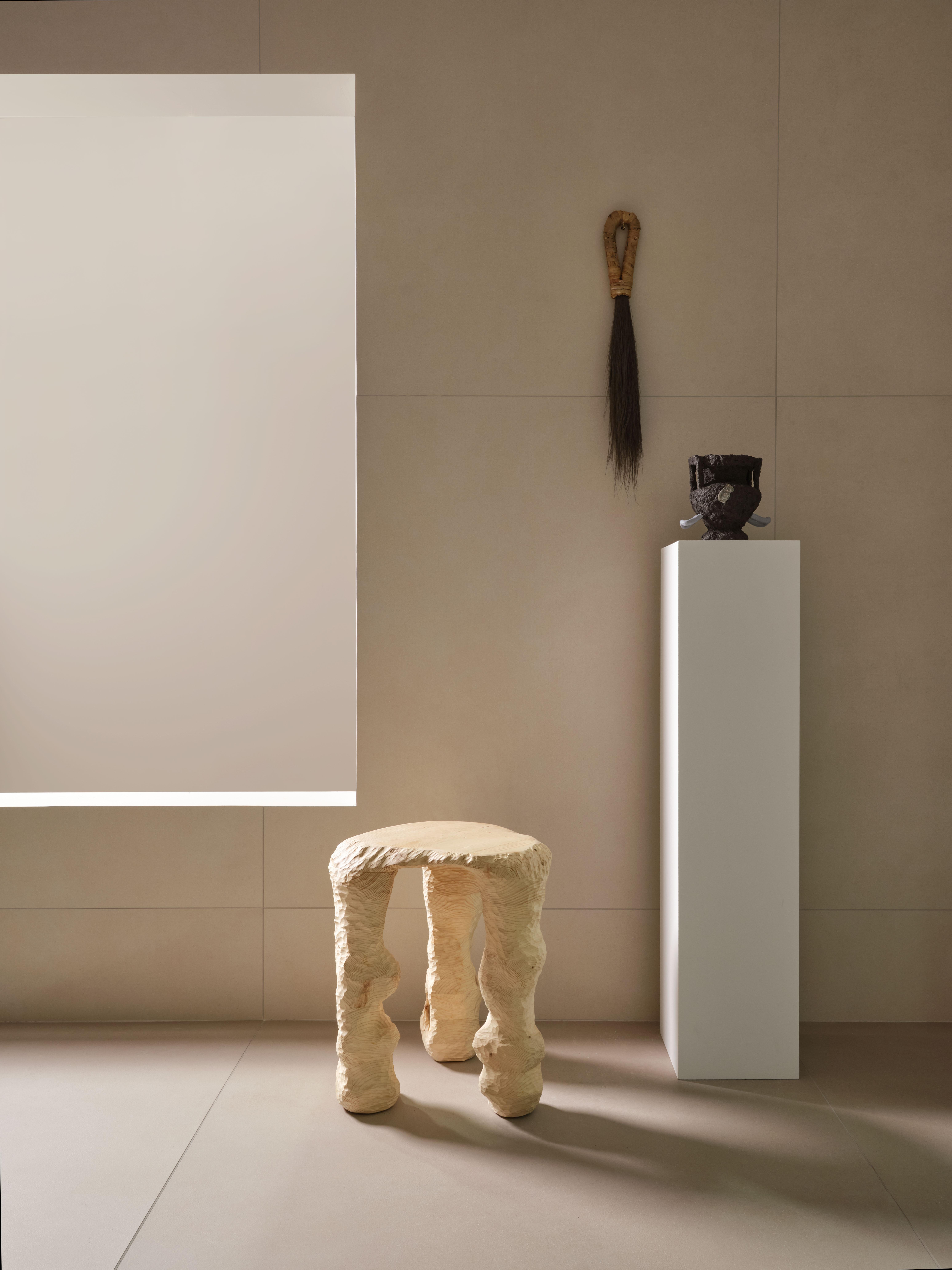 Der 3 Legs Hocker ist Teil einer skulpturalen Serie, die vom Tellurico Design Studio in den Niederlanden entworfen und handgefertigt wird. Jedes Stück ist aus massivem Ahornholz geschnitzt und wird aus sorgfältig ausgewählten Platten gefertigt, die