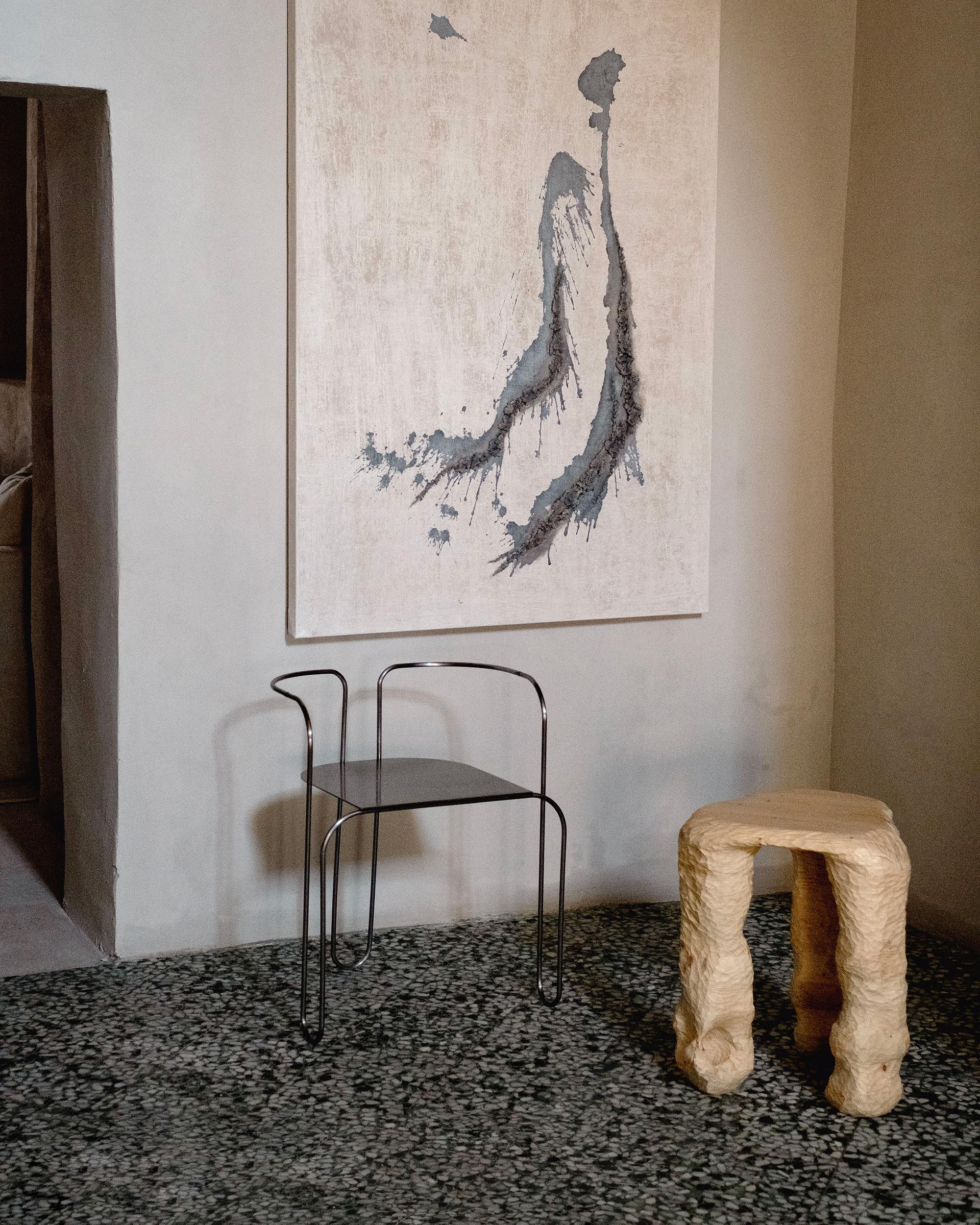Zeitgenössischer Holzhocker, skulptural, handgefertigt, dreibeinig, geschnitztes Holz (Europäisch) im Angebot
