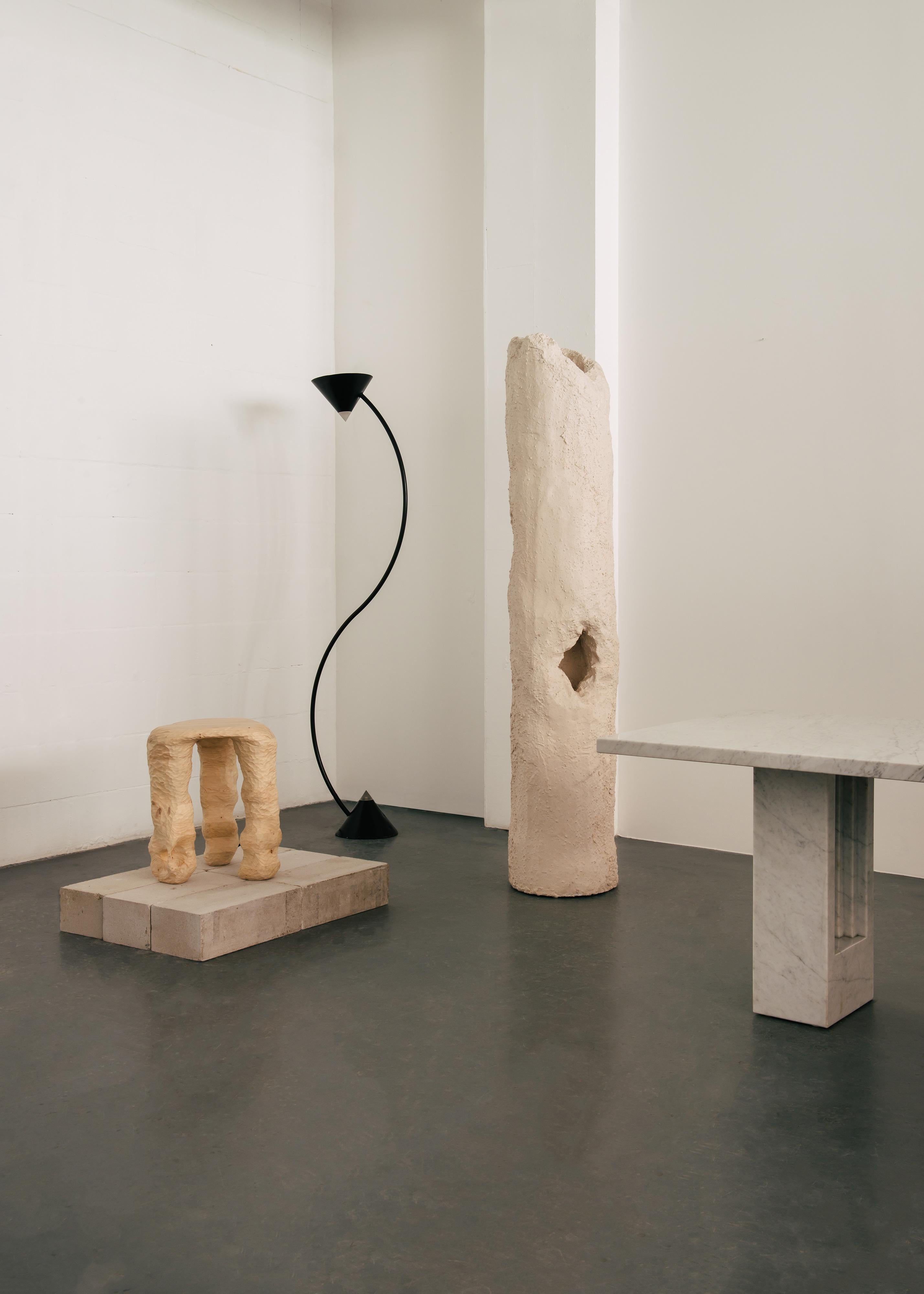 Zeitgenössischer Holzhocker, skulptural, handgefertigt, dreibeinig, geschnitztes Holz (Geschnitzt) im Angebot