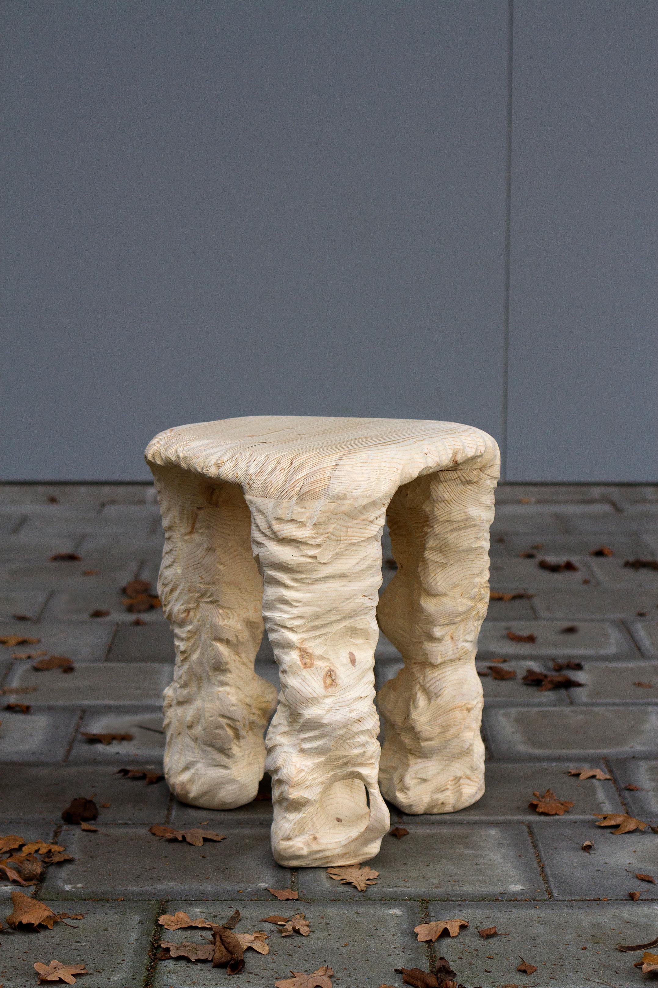 Zeitgenössischer Holzhocker, skulptural, handgefertigt, dreibeinig, geschnitztes Holz im Zustand „Neu“ im Angebot in Eindhoven, NL