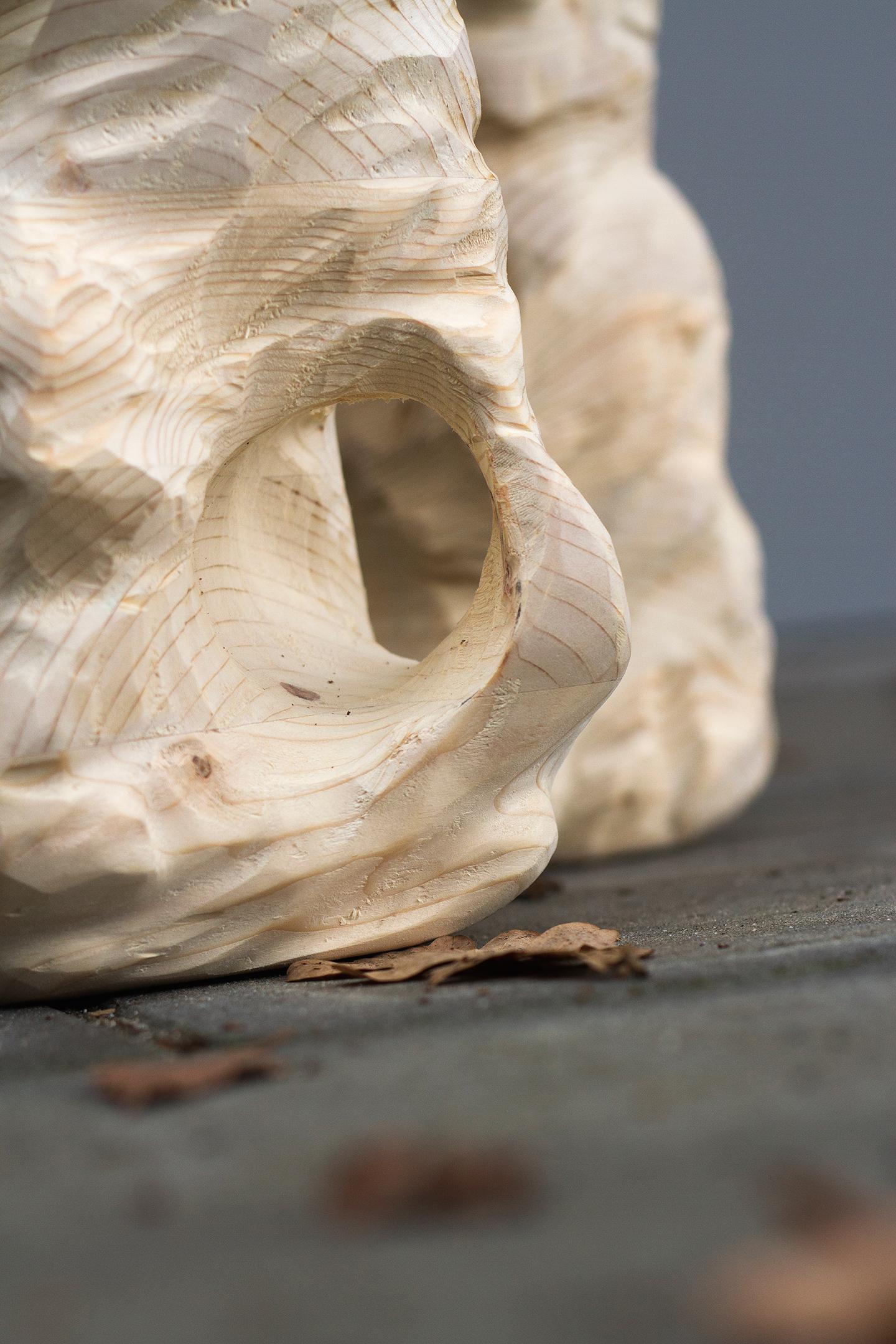 Zeitgenössischer Holzhocker, skulptural, handgefertigt, dreibeinig, geschnitztes Holz im Angebot 2