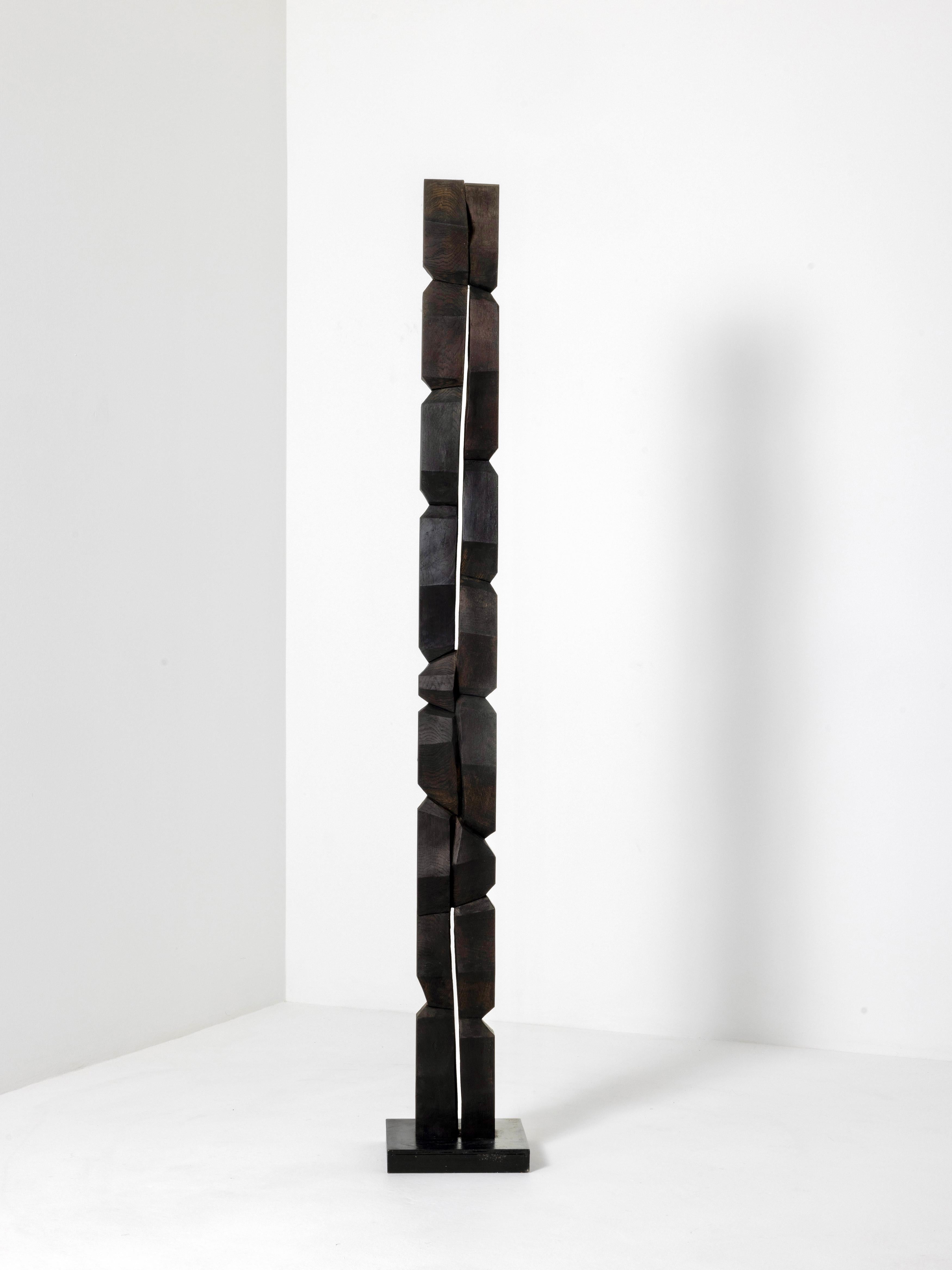Brutalisme Sculpture totem contemporaine en bois de Bertrand Créac'h, France en vente