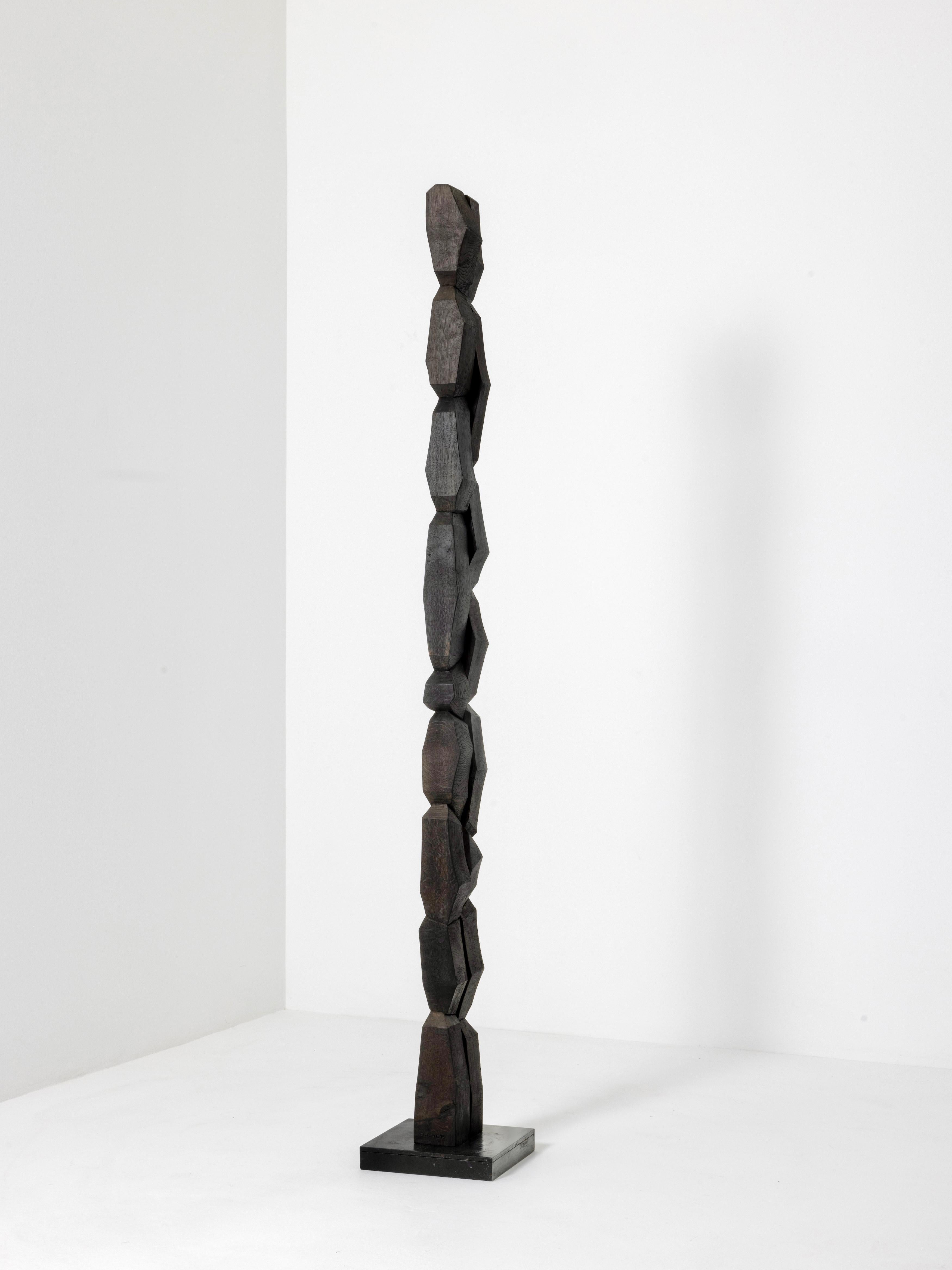 Français Sculpture totem contemporaine en bois de Bertrand Créac'h, France en vente