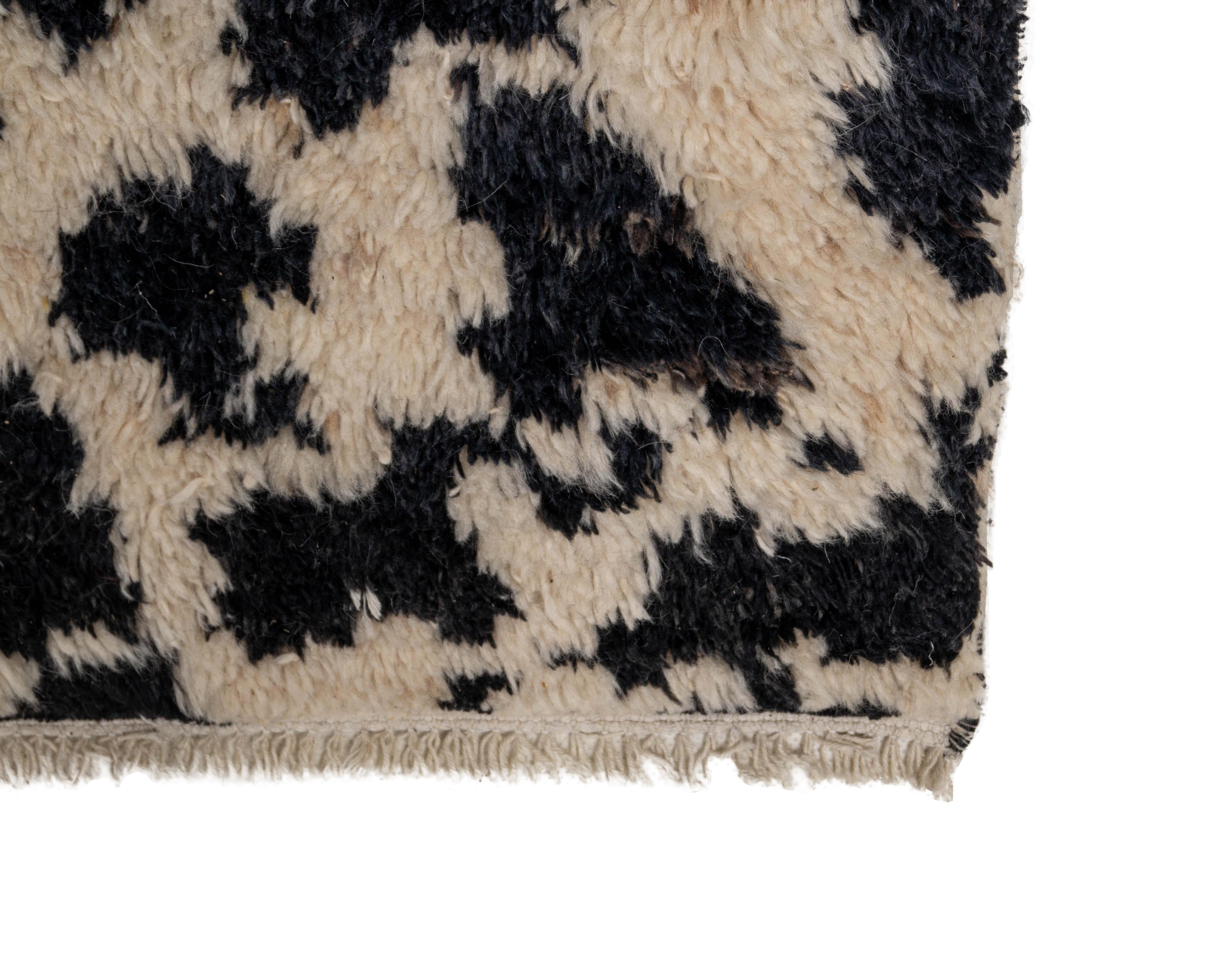 Zeitgenössischer Shag-Teppich aus Wolle in Schwarz und Creme (Moderne der Mitte des Jahrhunderts) im Angebot