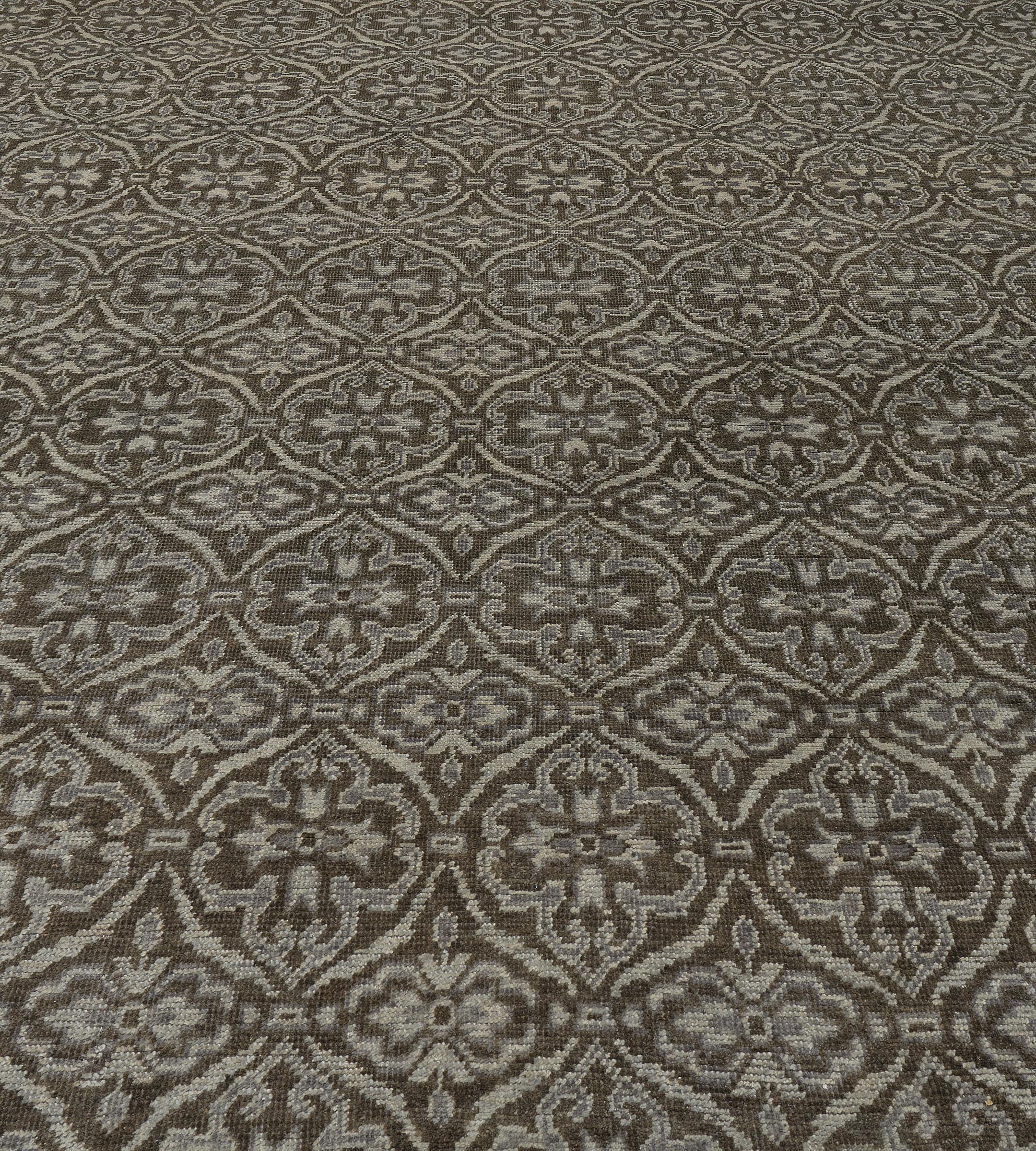 Dieser schöne moderne Teppich wurde in Kaschmir handgewebt und zeichnet sich durch ein beruhigendes dunkelgraues Farbfeld und ein dekoratives Design aus. Flor aus 100% natürlicher Wolle. Brandneu.