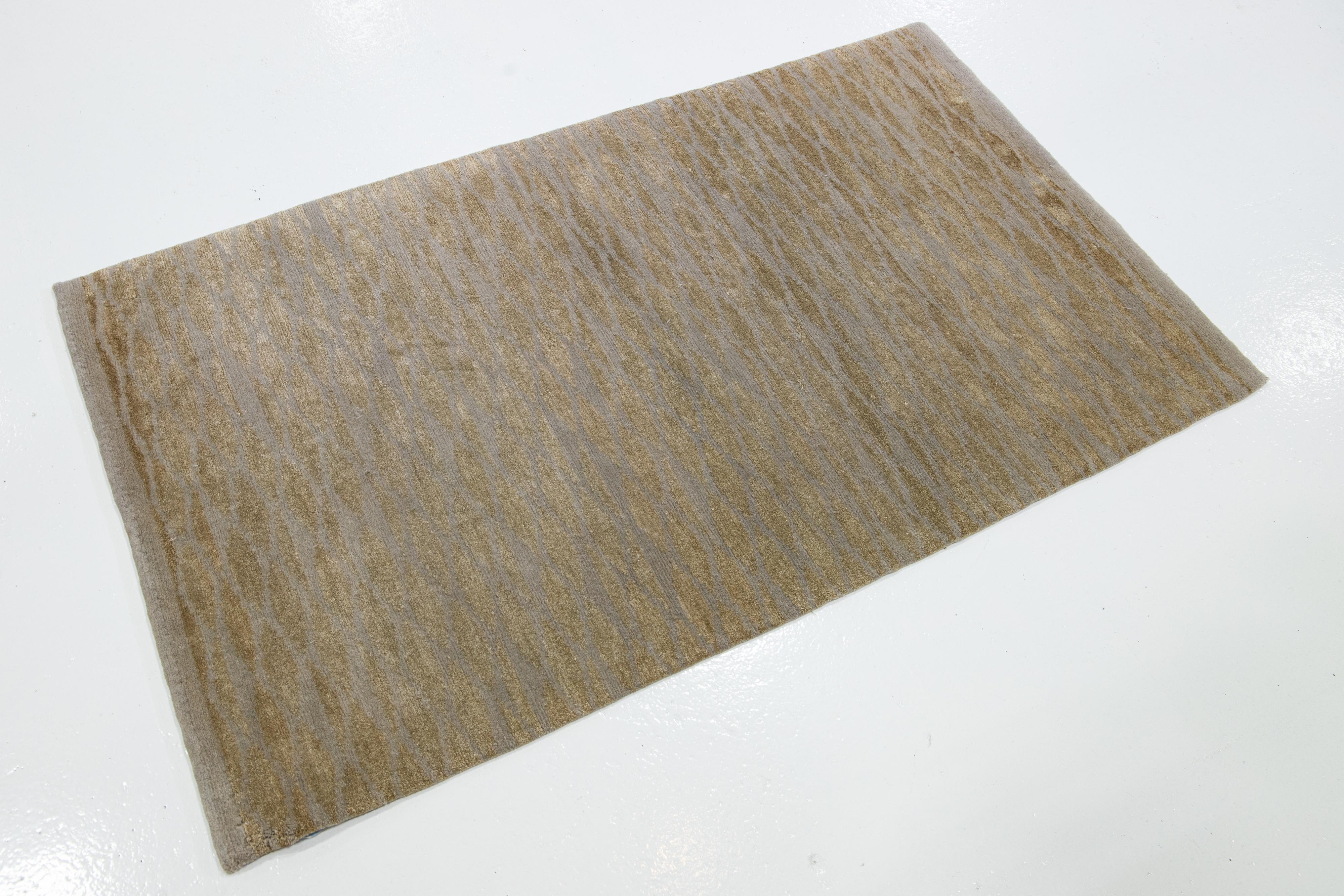 Dieser moderne, maßgefertigte Teppich, Tempo, verleiht jeder Umgebung einen Hauch von Luxus, Bewegung und Glanz. Er wird aus feinster Himalaya-Wolle und Seide handgeknüpft und ist in elegantem Goldbeige und hellem Heidekrautgrau gehalten.

Der Preis
