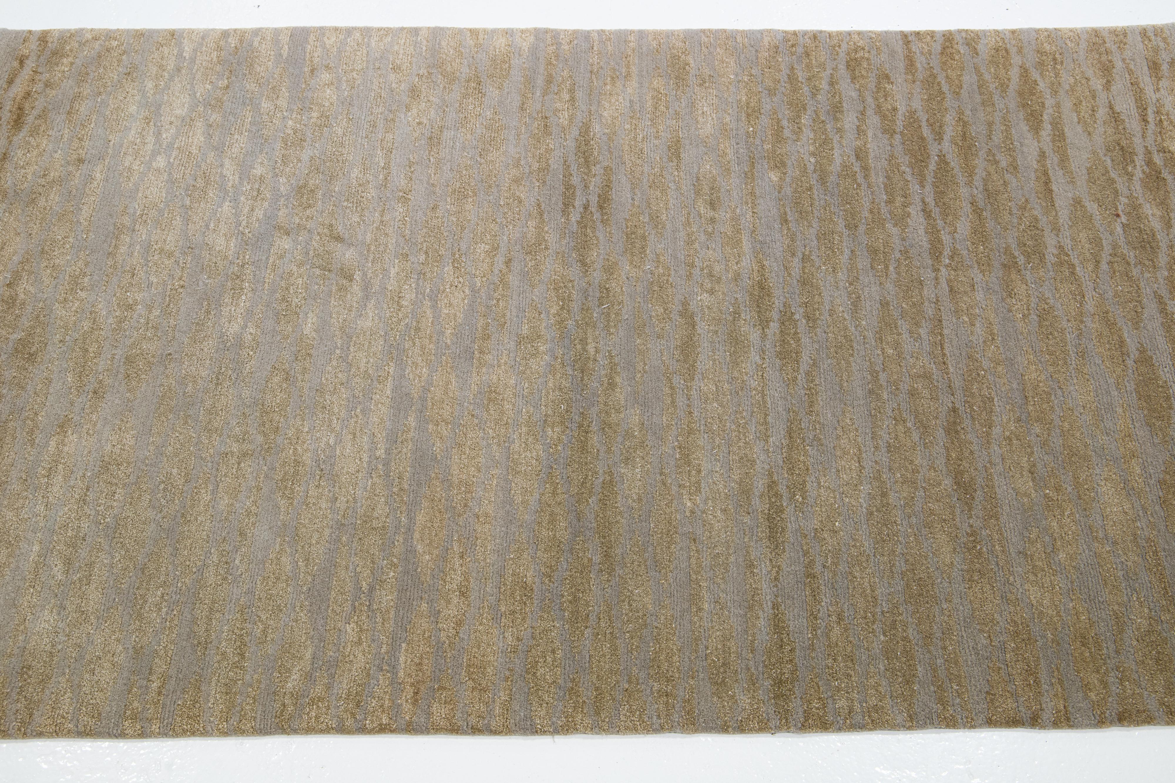 Contemporary Wool Rug In Gray With Geometric Design (Organische Moderne) im Angebot
