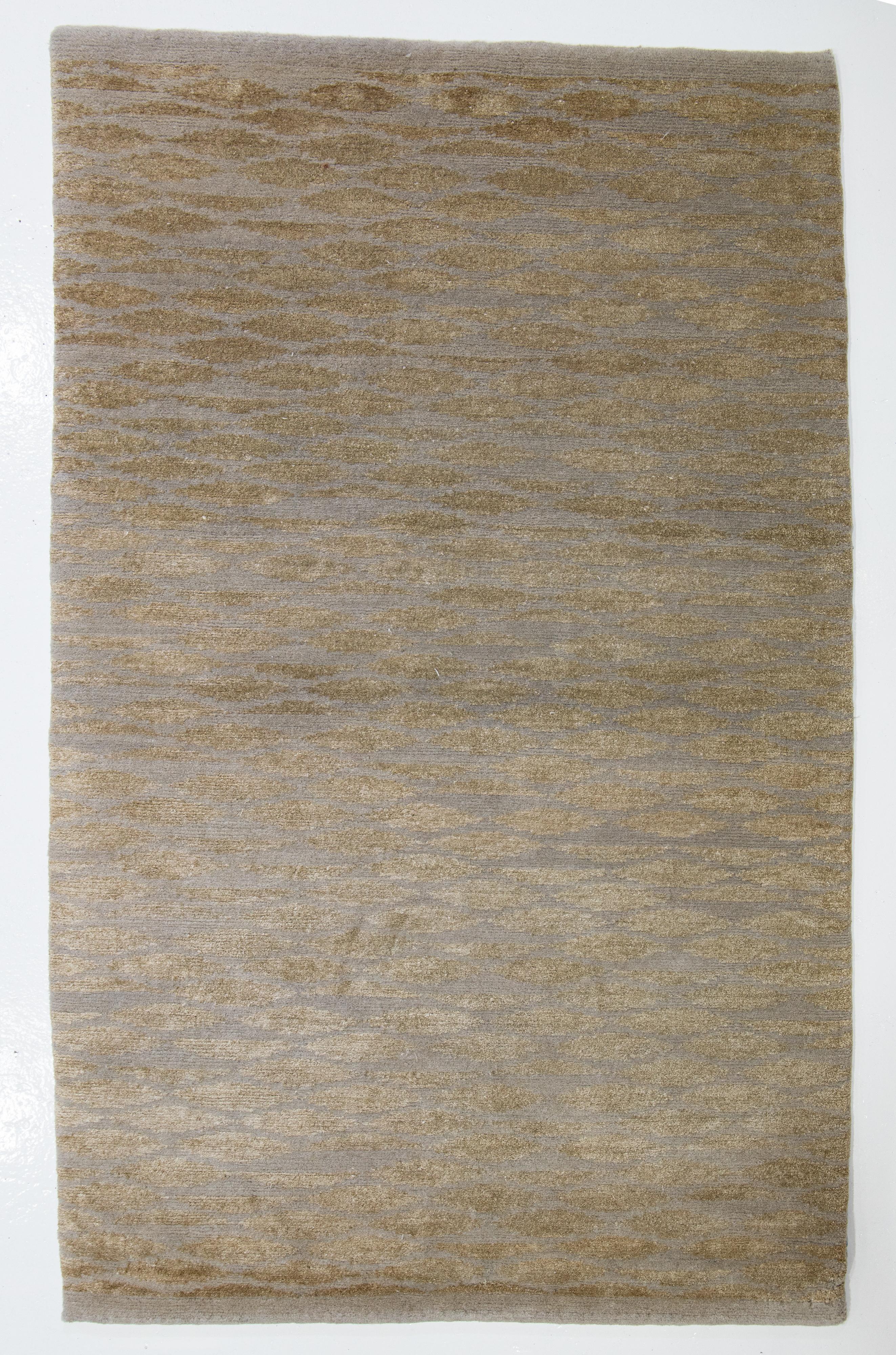 Contemporary Wool Rug In Gray With Geometric Design (Handgeknüpft) im Angebot