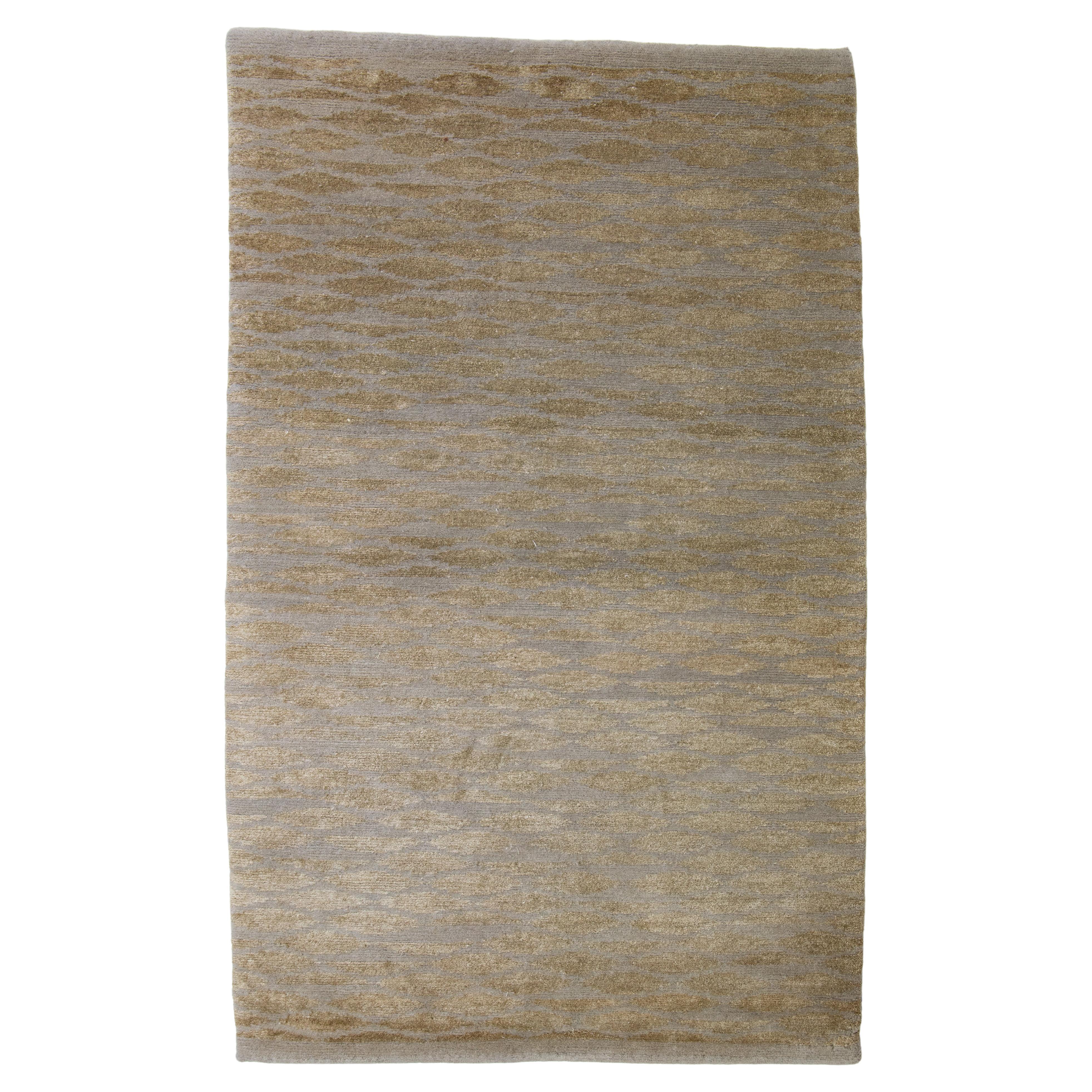 Tapis contemporain en laine grise à motifs géométriques