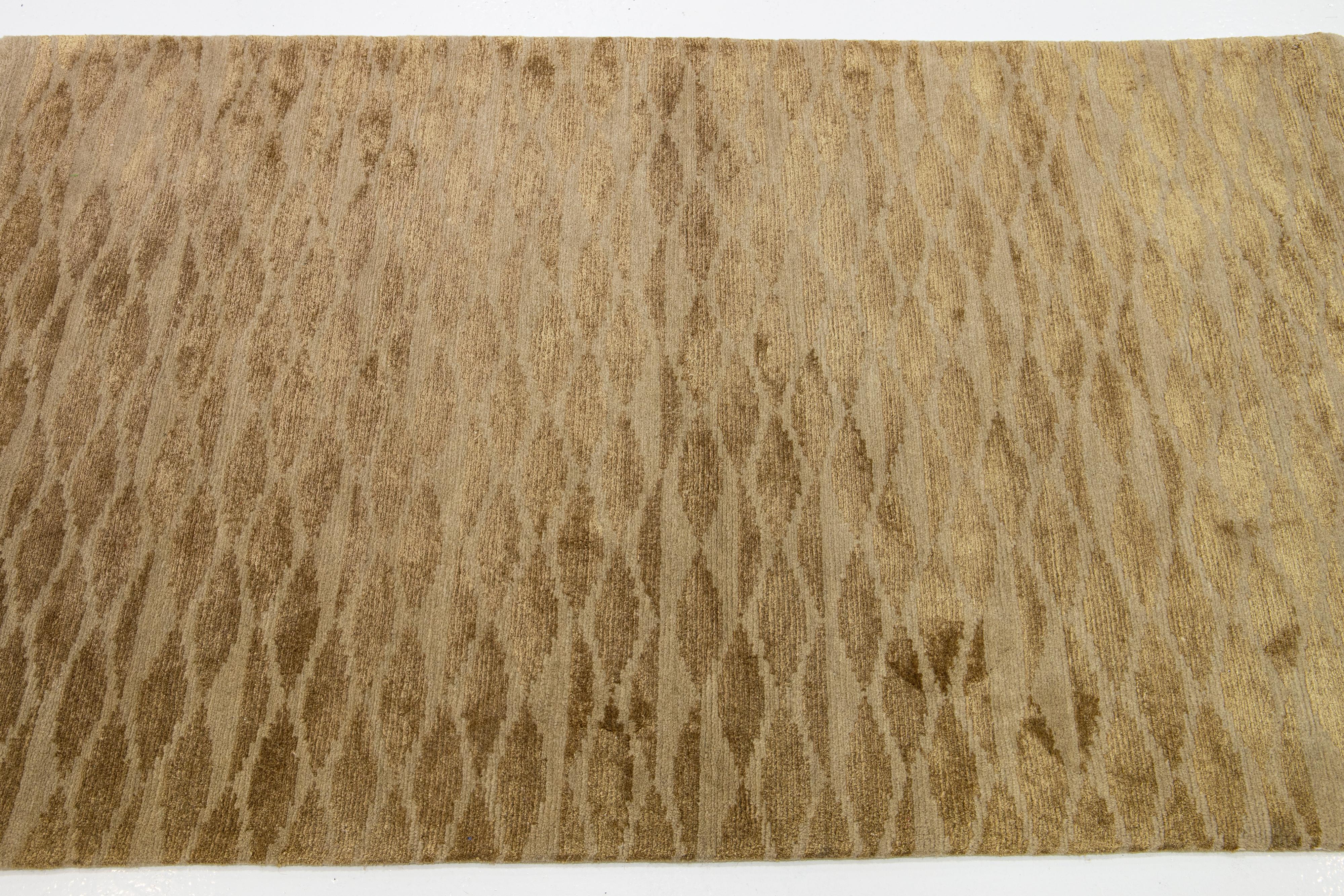 Contemporary Wool Rug In Tan With Geometric Design (Organische Moderne) im Angebot