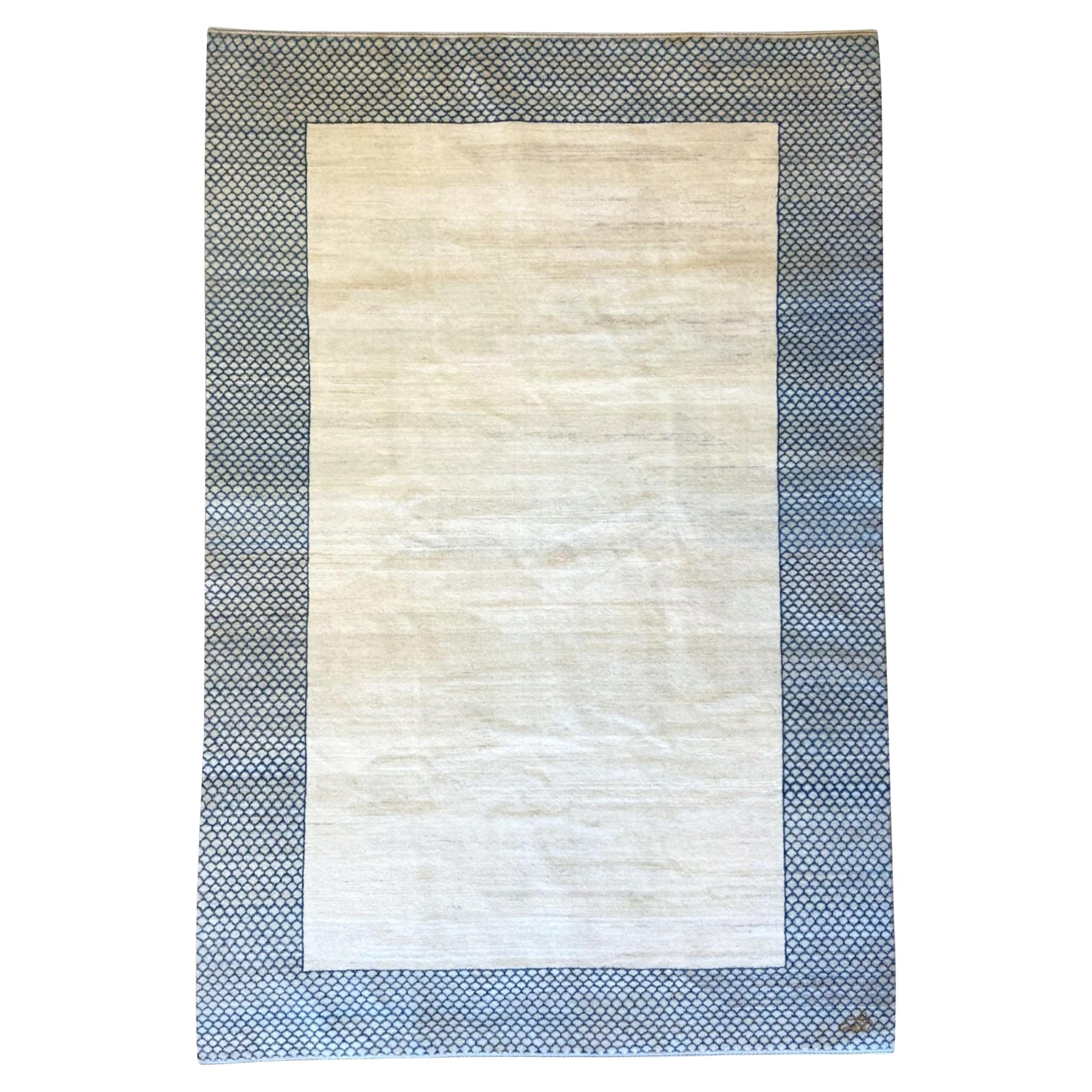 Tapis en laine contemporain - Neutre ivoire avec bordure bleue, minimaliste (5×7)