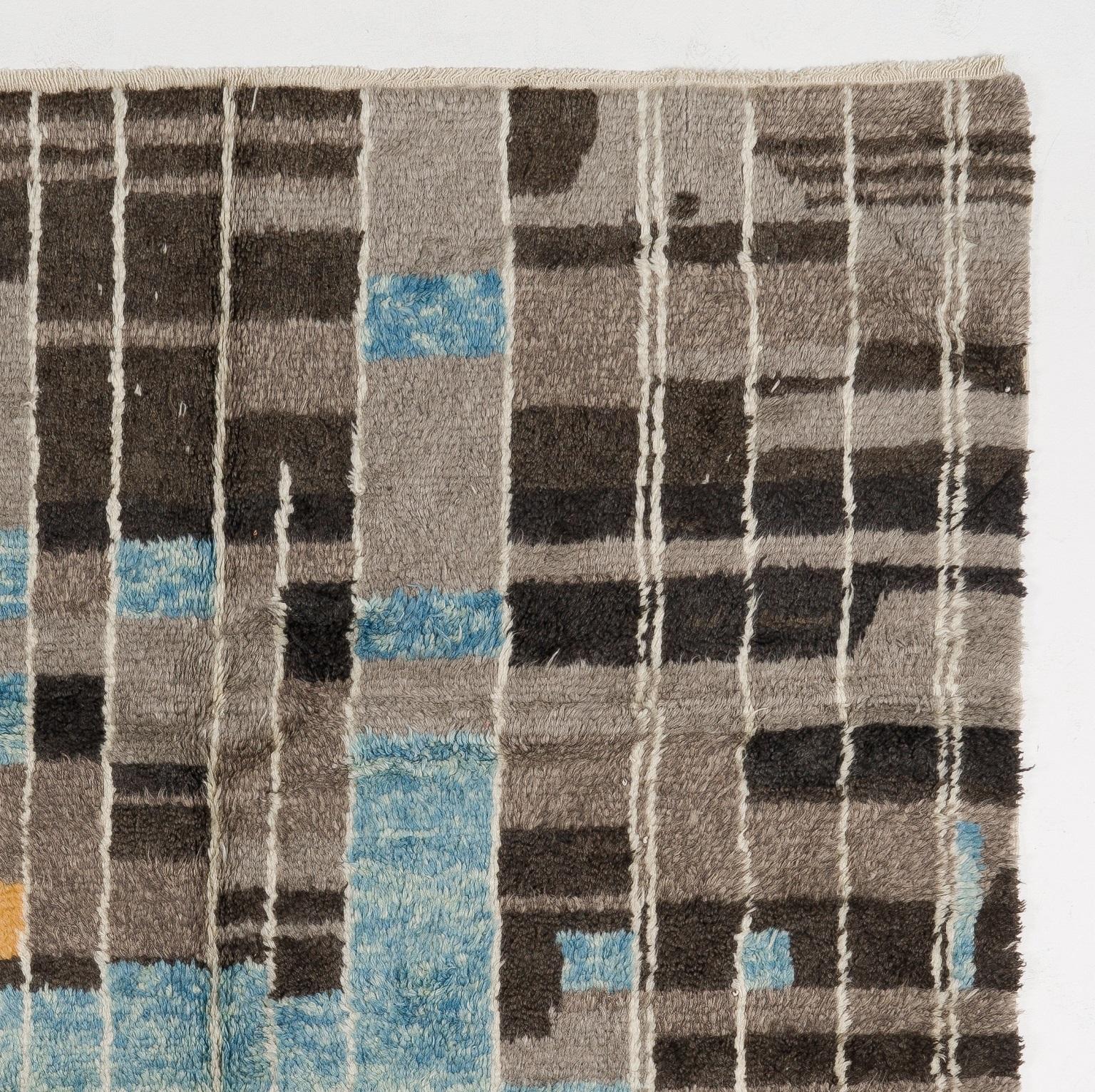 Modern Hand-Knotted Rug with Shag Pile, 100% Soft Wool. CUSTOM OPTIONS Available In New Condition For Sale In Spring Valley, NY