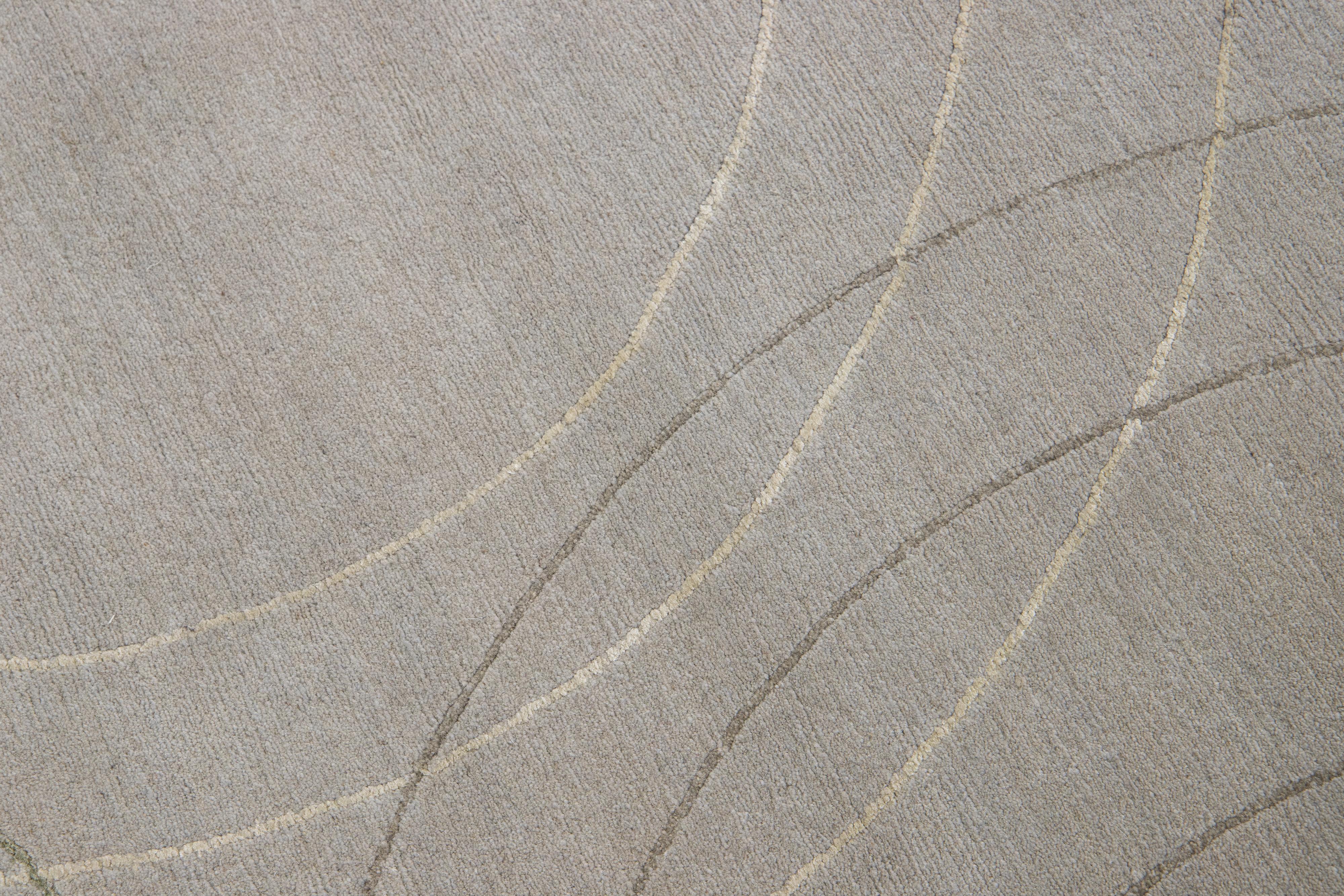 Ce tapis moderne personnalisé présente de douces ondulations circulaires qui allient sophistication subtile et confort luxueux. La composition tranquille de beige doux et de gris bruyère offre une toile de fond neutre à ce motif scintillant.

Le