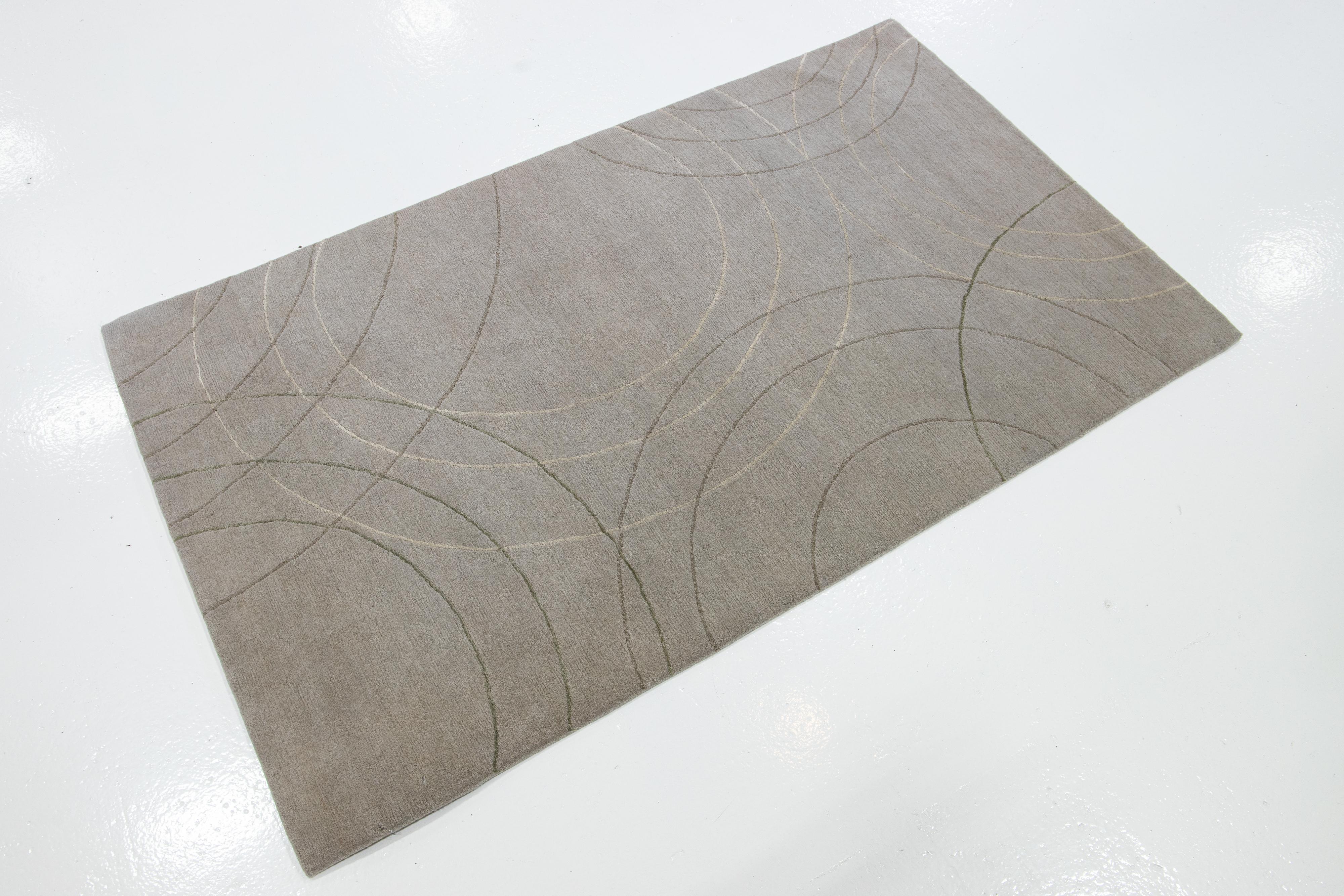 Organique Tapis contemporain en laine et soie, gris en vente