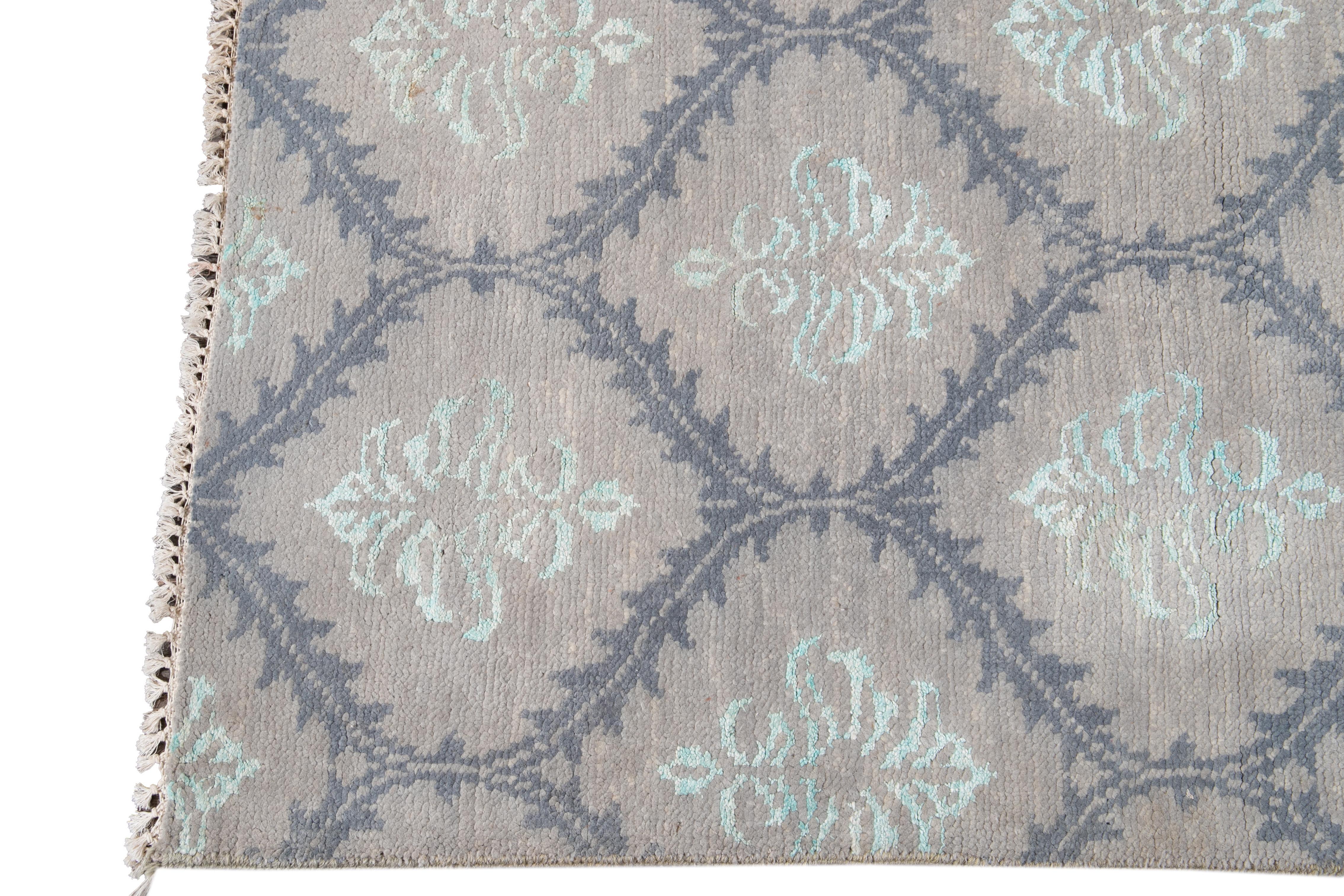 Contemporary Woll- und Seidenteppich in Grautönen mit modernem geometrischem Muster (Moderne) im Angebot
