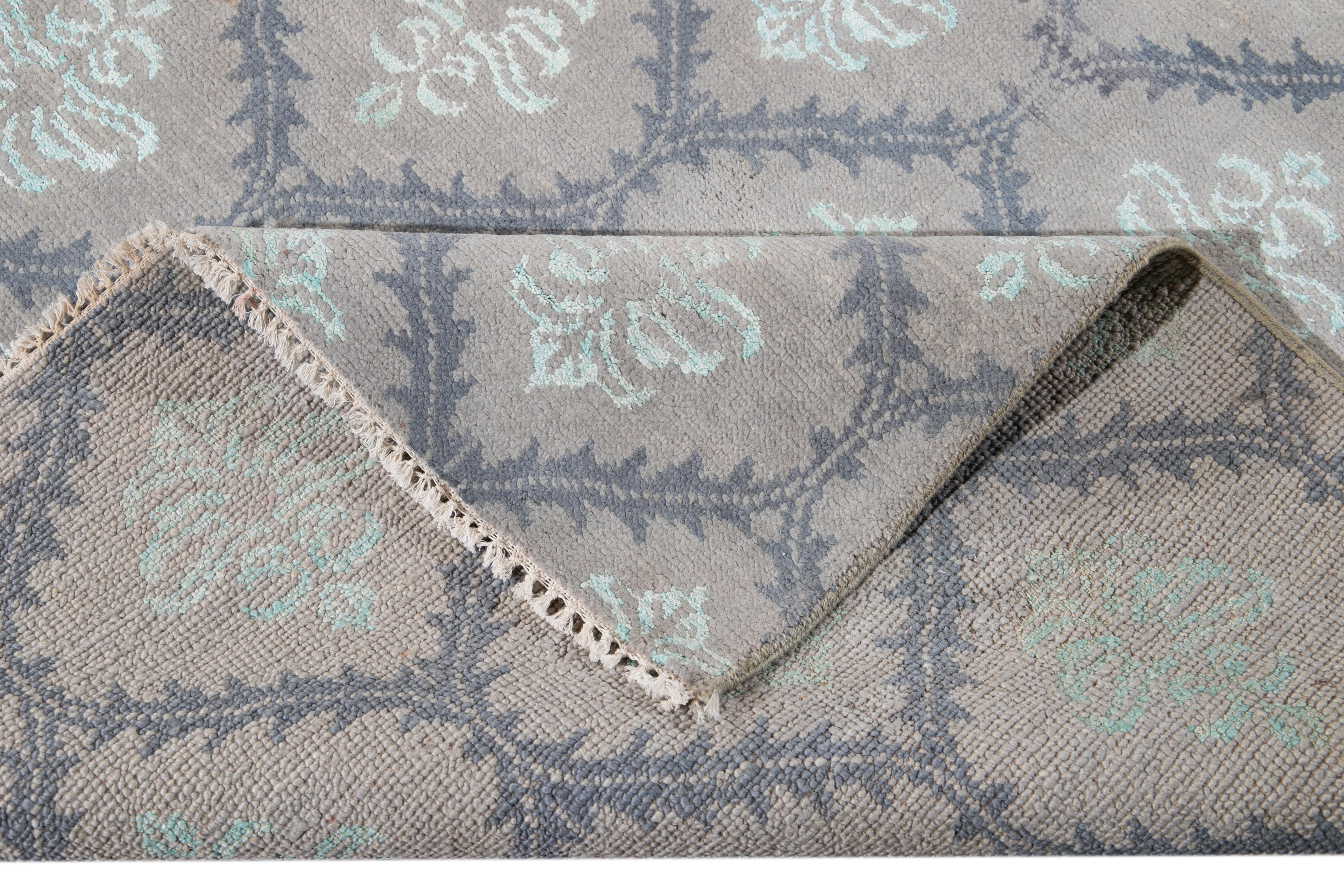 Contemporary Woll- und Seidenteppich in Grautönen mit modernem geometrischem Muster (Handgeknüpft) im Angebot