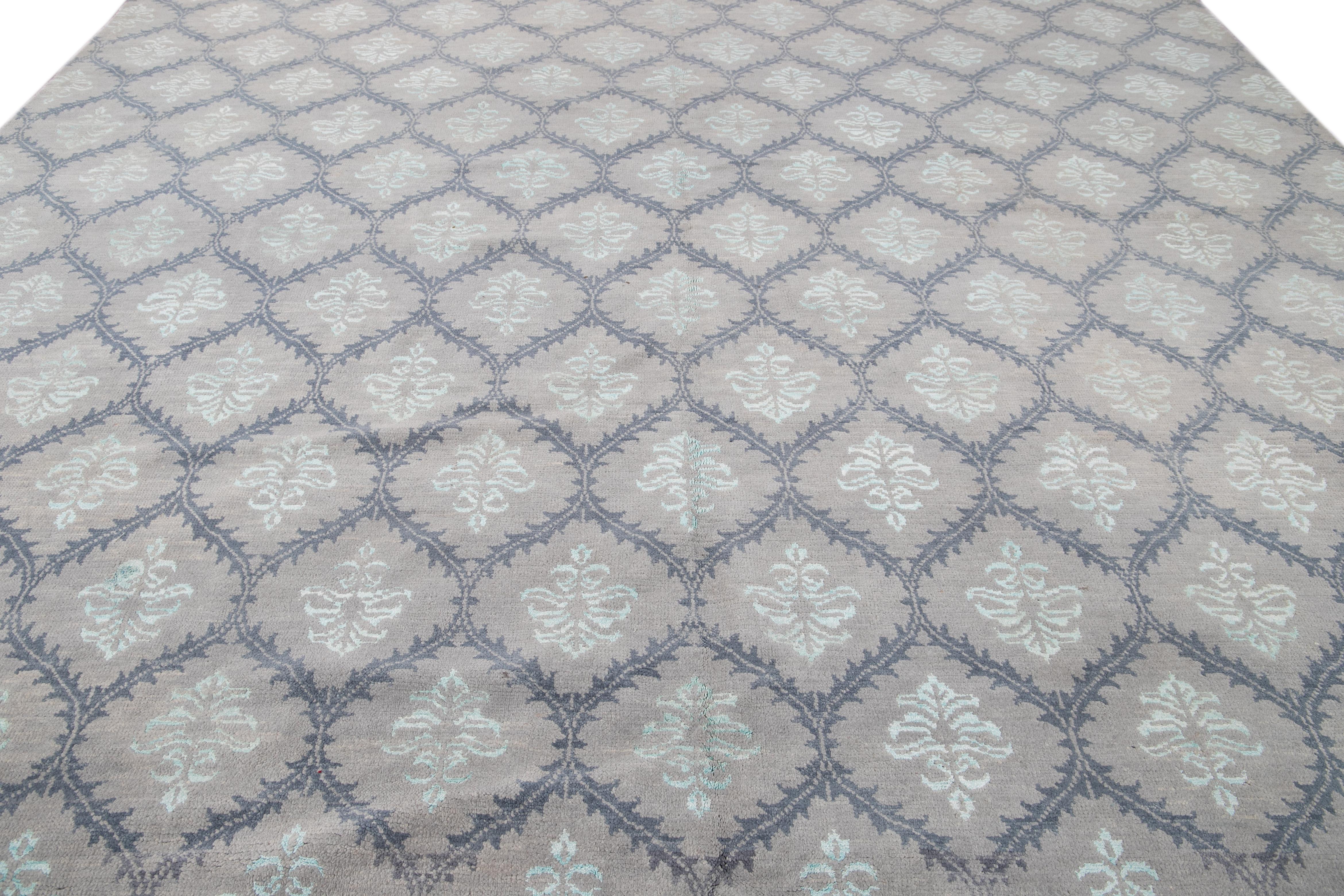 Contemporary Woll- und Seidenteppich in Grautönen mit modernem geometrischem Muster im Zustand „Neu“ im Angebot in Norwalk, CT