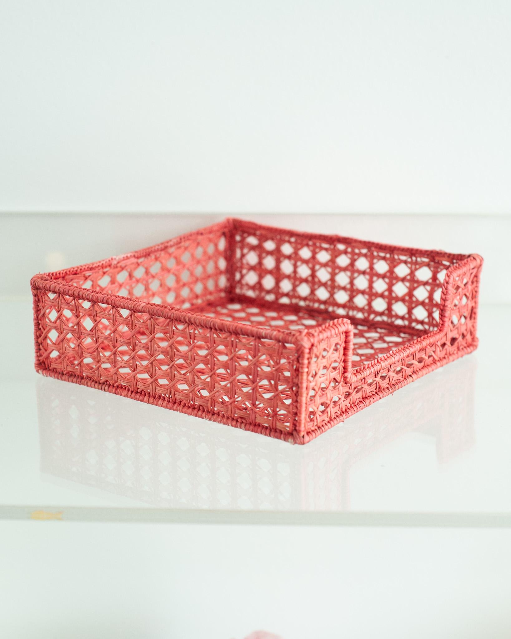 Verschönern Sie Ihren Tisch mit diesem herrlichen Serviettenhalter aus handgeflochtenem Rattan. Dieses von erfahrenen Kunsthandwerkern gefertigte Stück zeigt die klassische Technik des Webens auf moderne Weise. Von Jean Michel Frank bis zum Haus