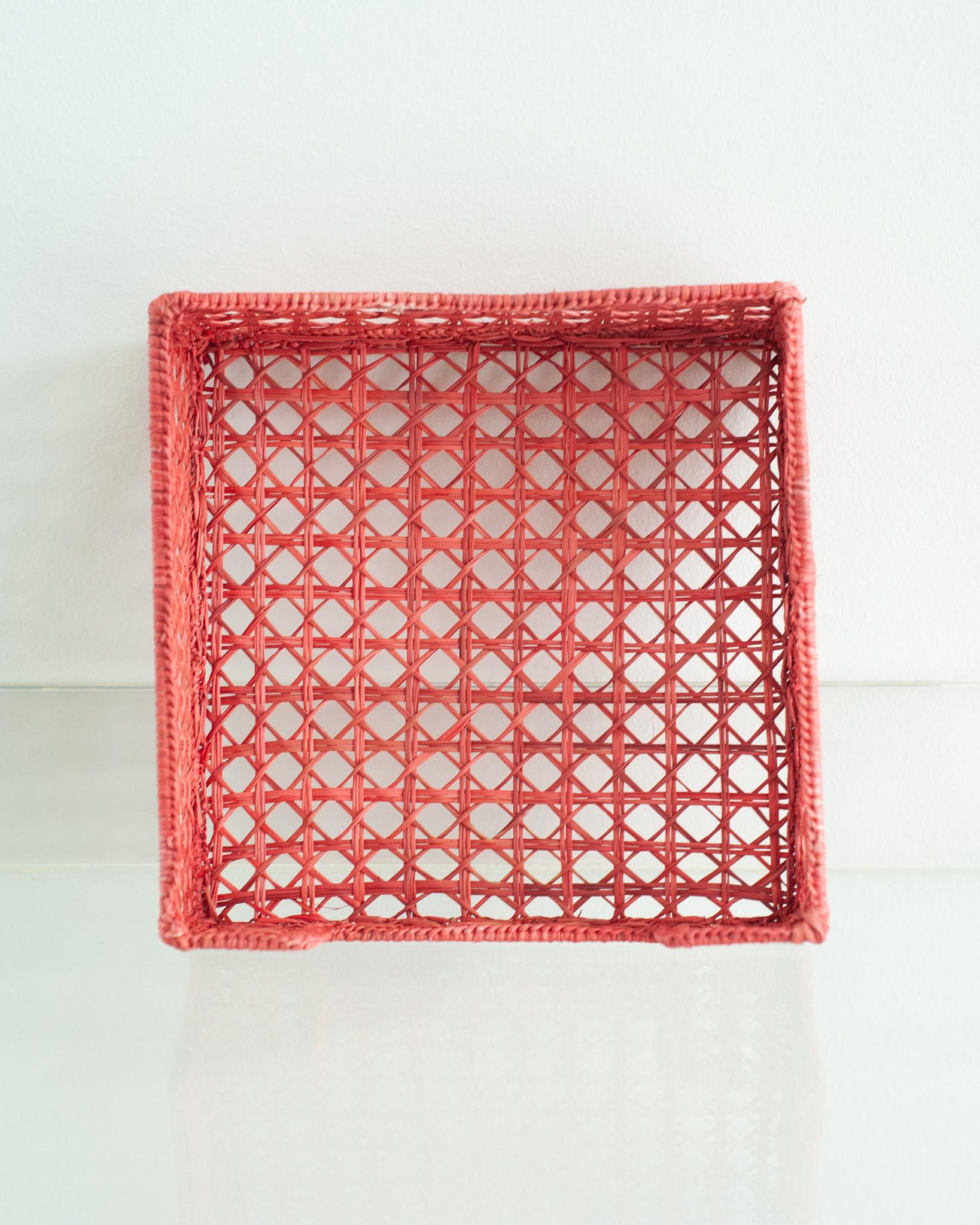 Contemporary Serviettenhalter aus geflochtenem Rattan in Koralle (Kolumbianisch) im Angebot