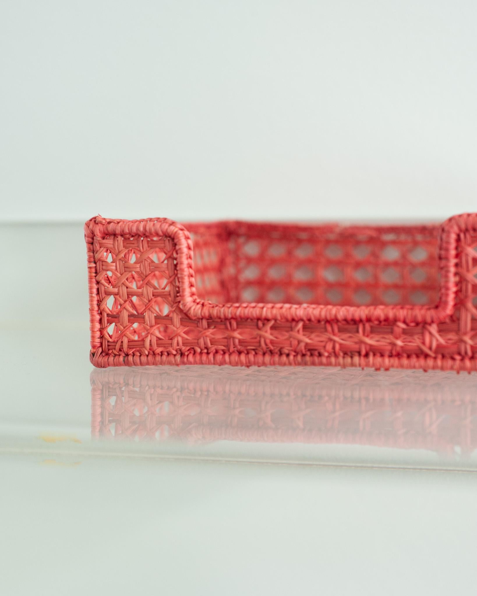 Contemporary Serviettenhalter aus geflochtenem Rattan in Koralle (Handgewebt) im Angebot