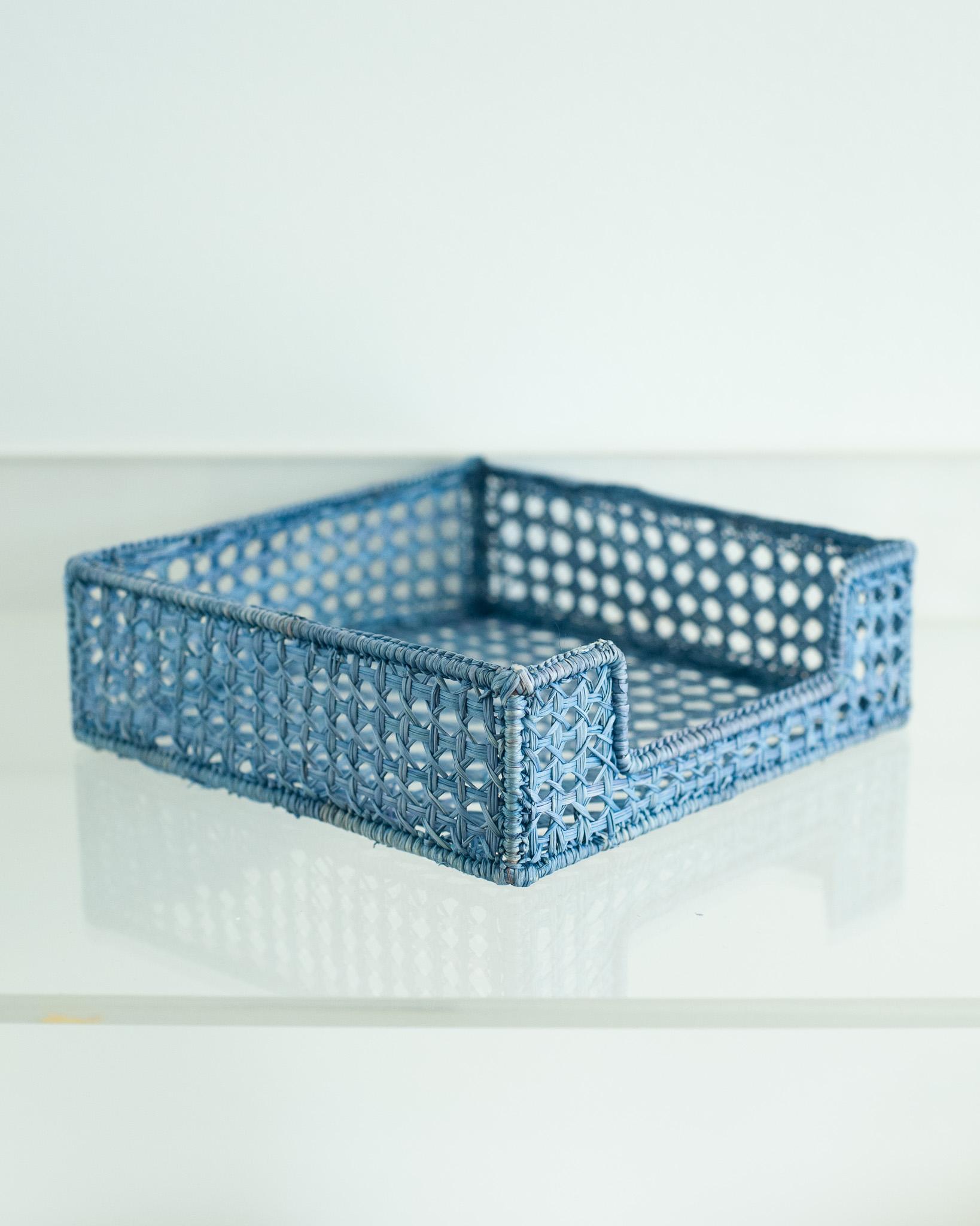 Verschönern Sie Ihren Tisch mit diesem herrlichen Serviettenhalter aus handgeflochtenem Rattan. Dieses von erfahrenen Kunsthandwerkern gefertigte Stück zeigt die klassische Technik des Webens auf moderne Weise. Von Jean Michel Frank bis zum Haus