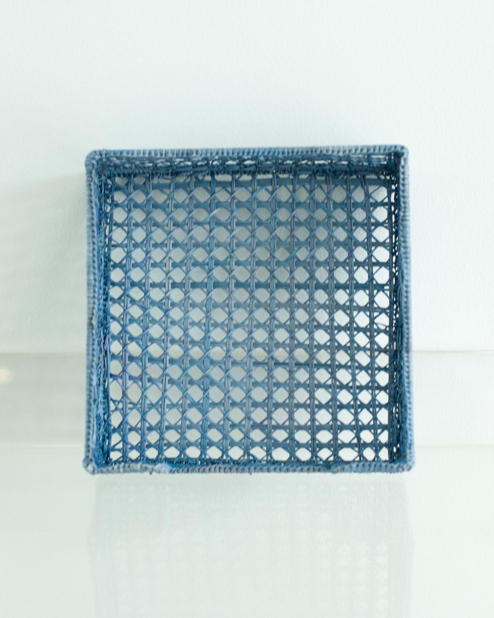 Contemporary Serviettenhalter aus geflochtenem Rattan in Himmelblau (Kolumbianisch) im Angebot