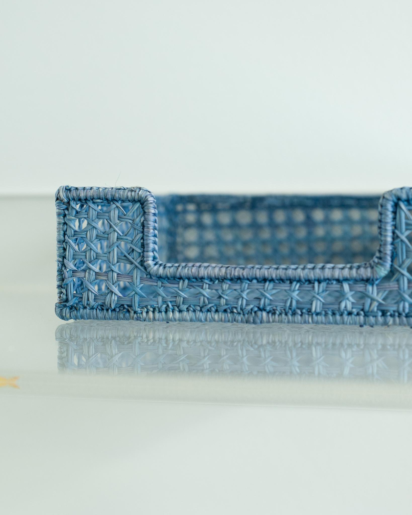 Contemporary Serviettenhalter aus geflochtenem Rattan in Himmelblau (Handgewebt) im Angebot