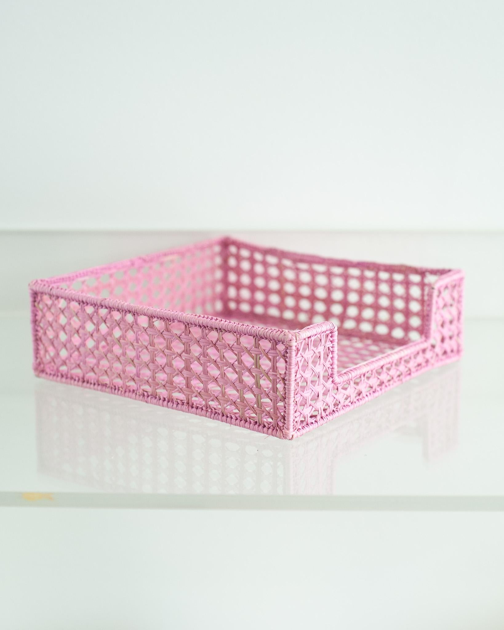 Verschönern Sie Ihren Tisch mit diesem herrlichen Serviettenhalter aus handgeflochtenem Rattan. Dieses von erfahrenen Kunsthandwerkern gefertigte Stück zeigt die klassische Technik des Webens auf moderne Weise. Von Jean Michel Frank bis zum Haus
