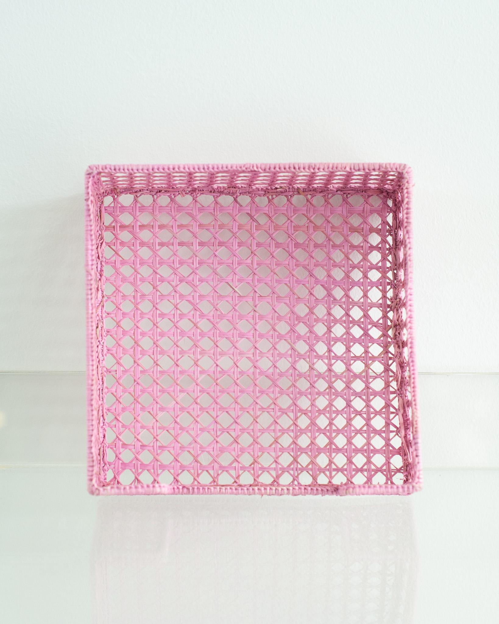 Contemporary Serviettenhalter aus geflochtenem Rattan in zartem Rosa (Kolumbianisch) im Angebot
