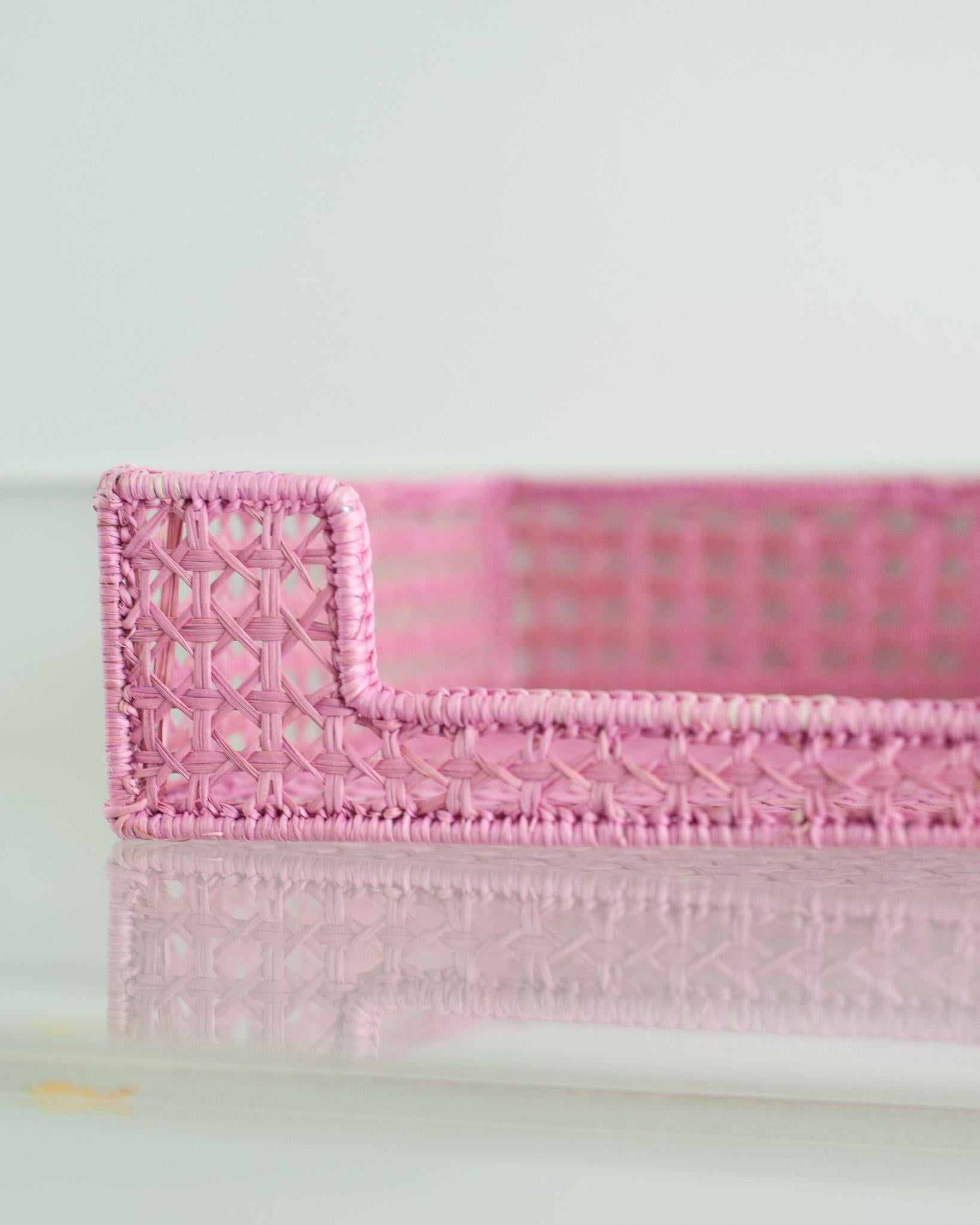 Contemporary Serviettenhalter aus geflochtenem Rattan in zartem Rosa (Handgewebt) im Angebot