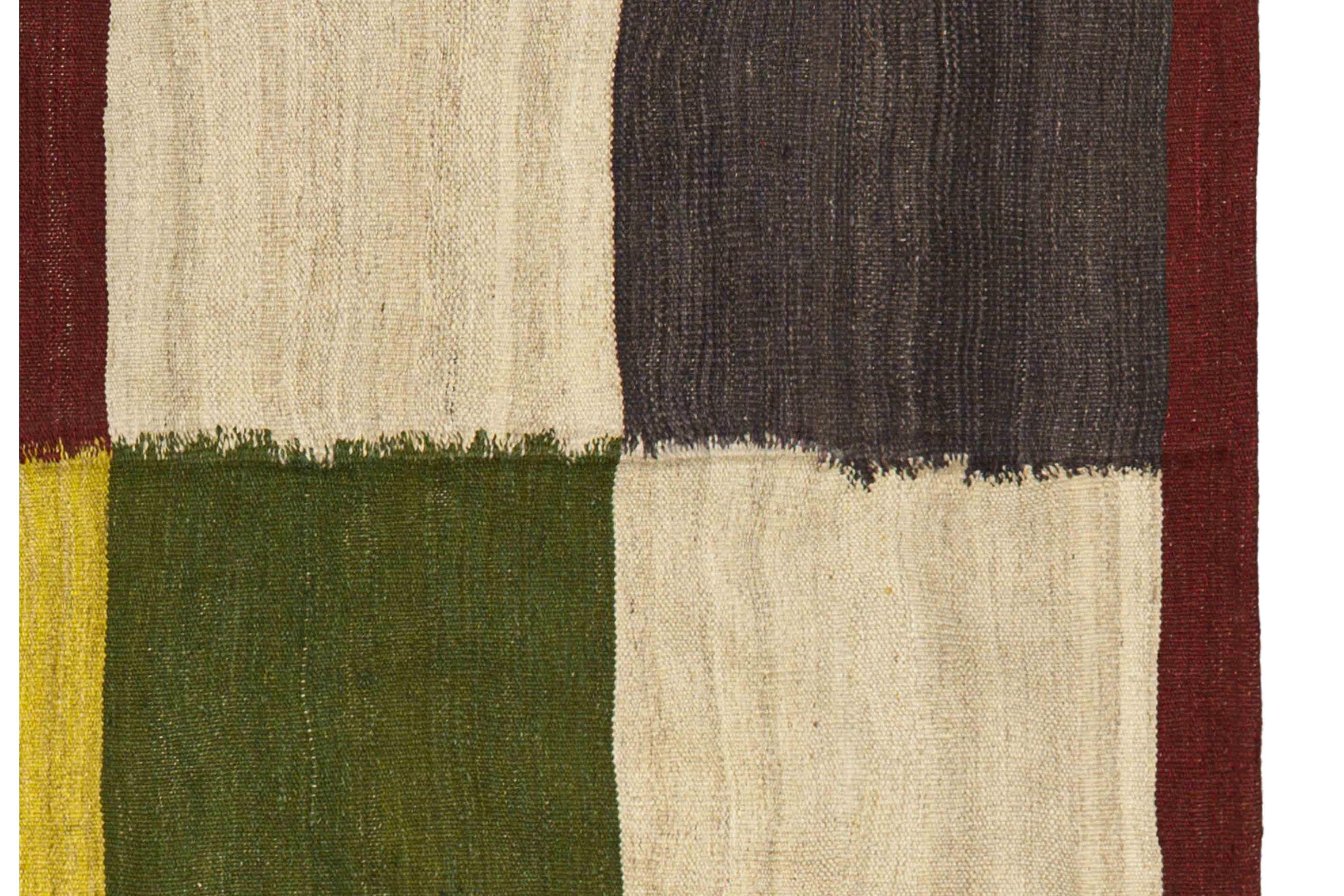 Contemporary Woven Rug, 5 ft × 8 ft , rote, grüne und blaue Blöcke (Türkisch) im Angebot