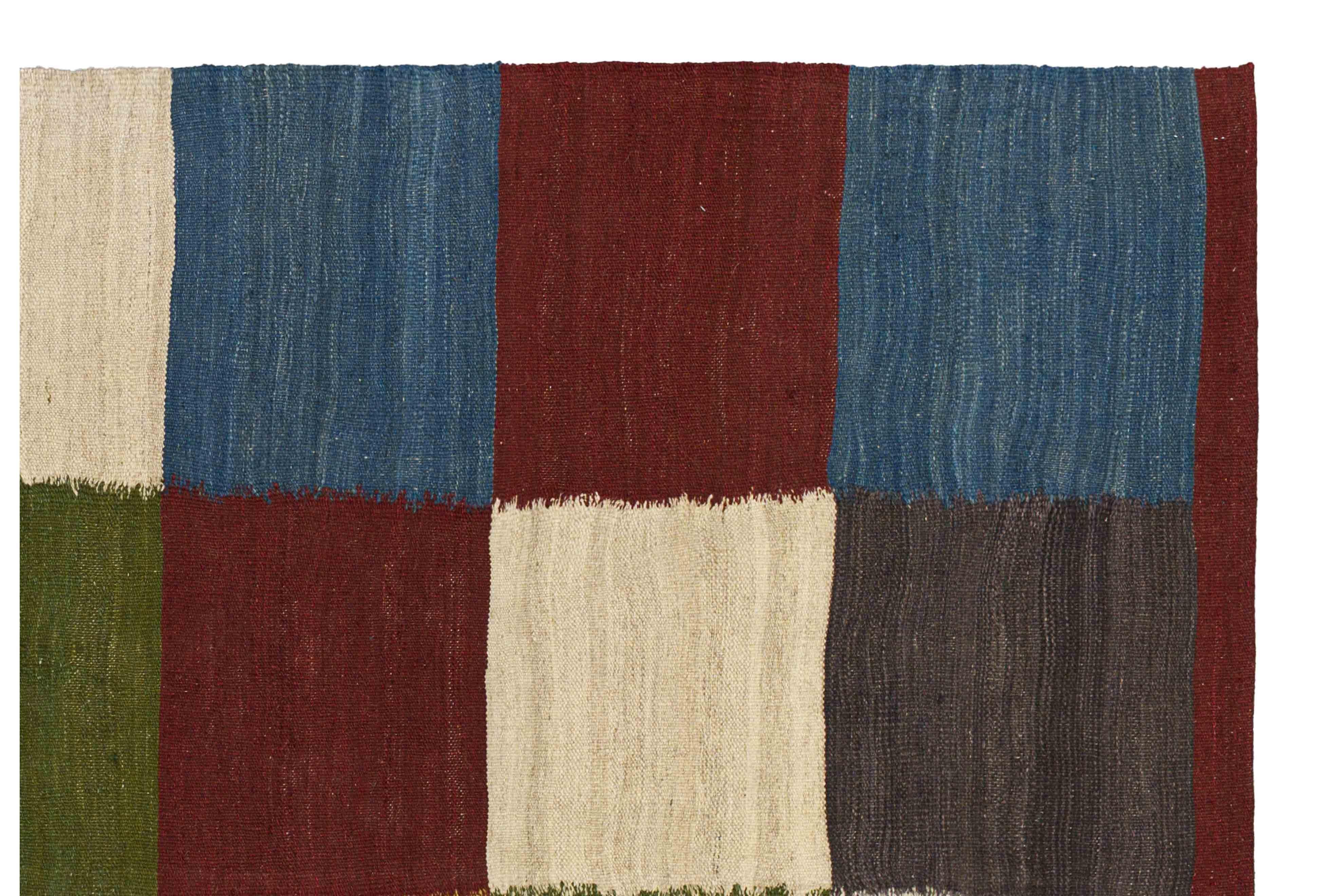 Contemporary Woven Rug, 5 ft × 8 ft , rote, grüne und blaue Blöcke (Wolle) im Angebot
