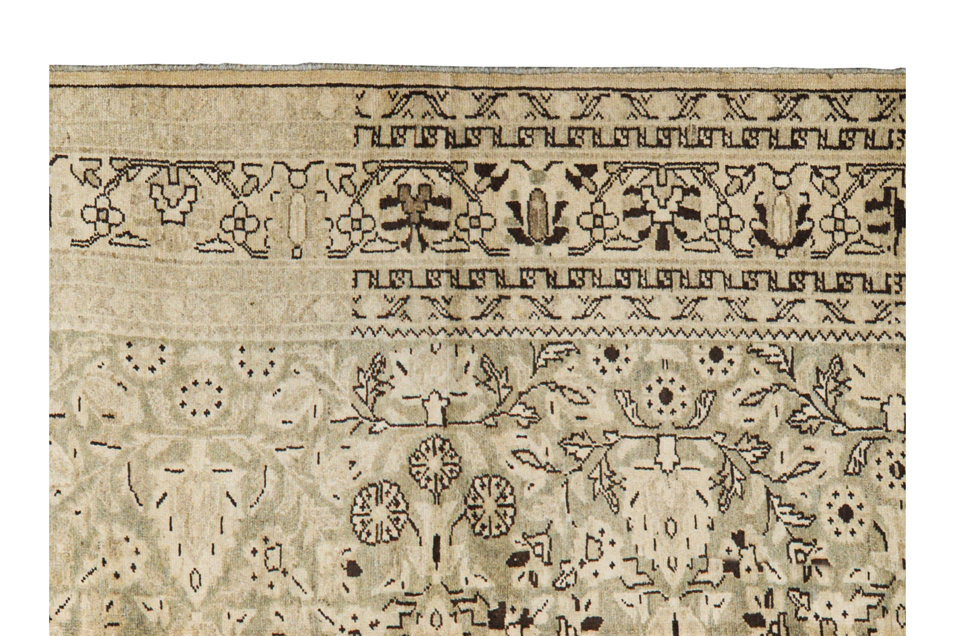 Zeitgenössischer Webteppich, 7 ft × 10 ft , Elfenbein und Braun (Persisch) im Angebot