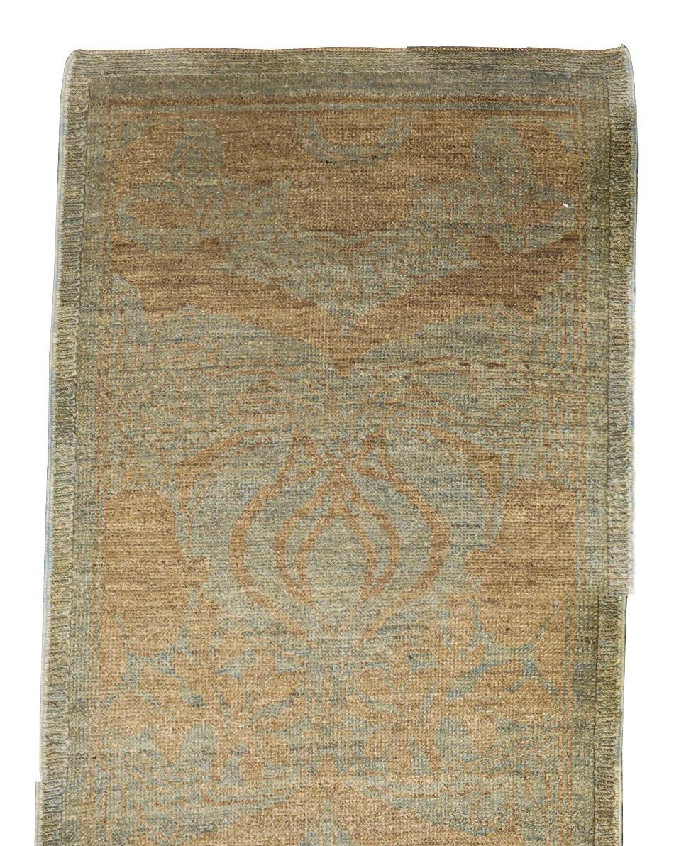 Zeitgenössischer gewebter Läufer, 3 ft × 14 ft, weiches Blau und Beige (Indisch) im Angebot