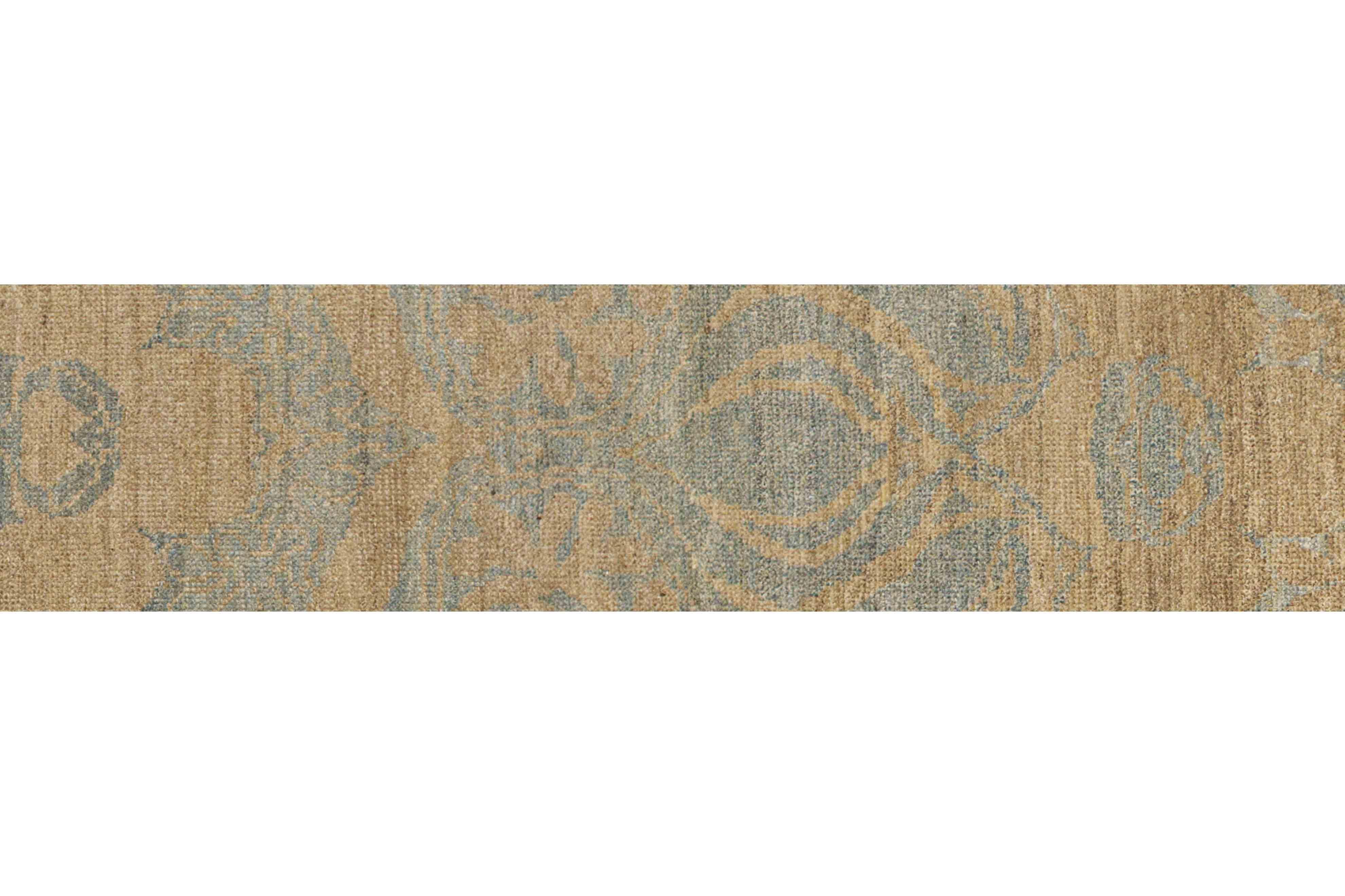 Zeitgenössischer gewebter Läufer, 3 ft × 14 ft, weiches Blau und Beige im Zustand „Hervorragend“ im Angebot in Dallas, TX