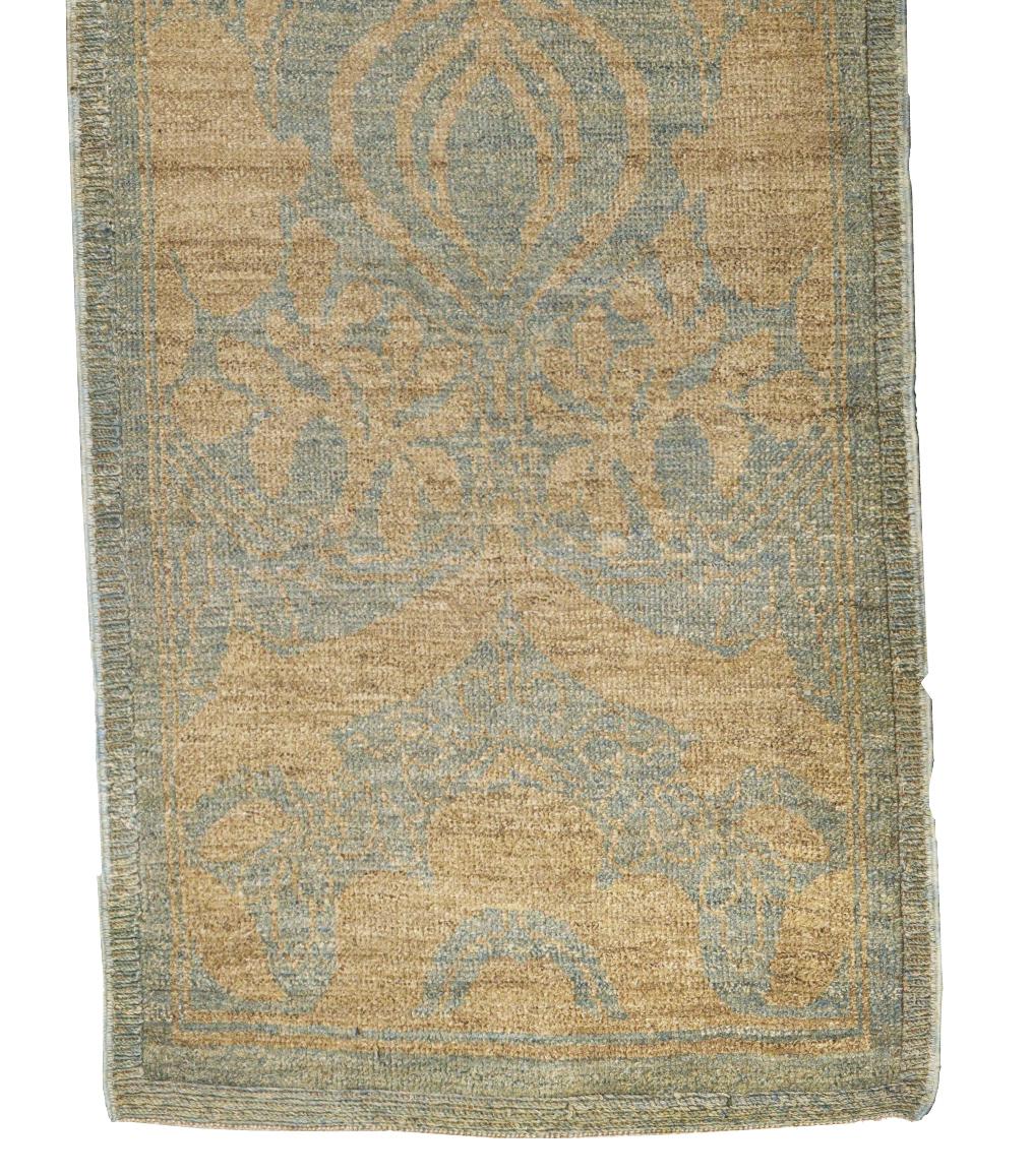 Zeitgenössischer gewebter Läufer, 3 ft × 14 ft, weiches Blau und Beige (Handgewebt) im Angebot