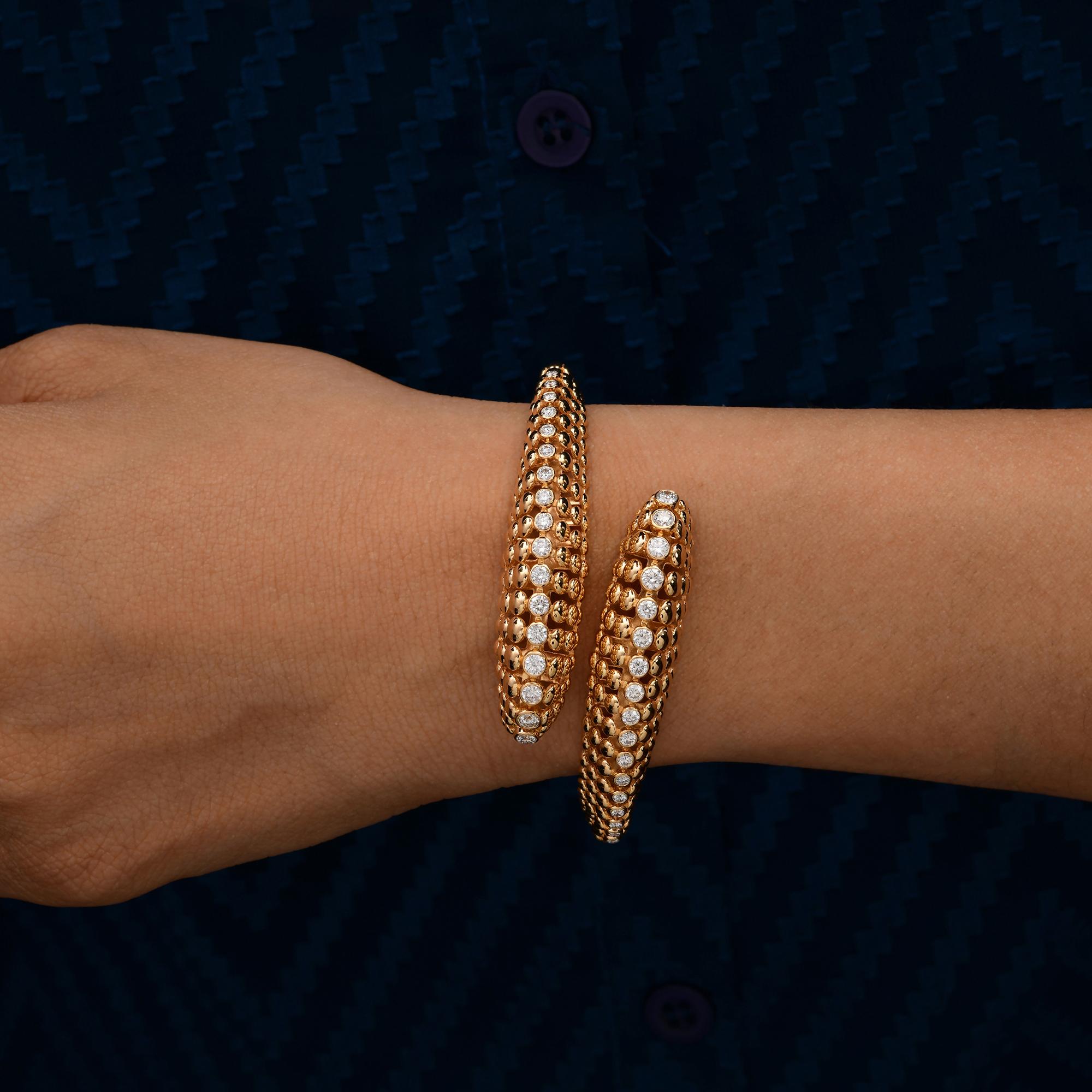 Round Cut Contemporary Wraparound Bracelet in 18k Solid Gold with 1.57Ct Diamonds For Sale