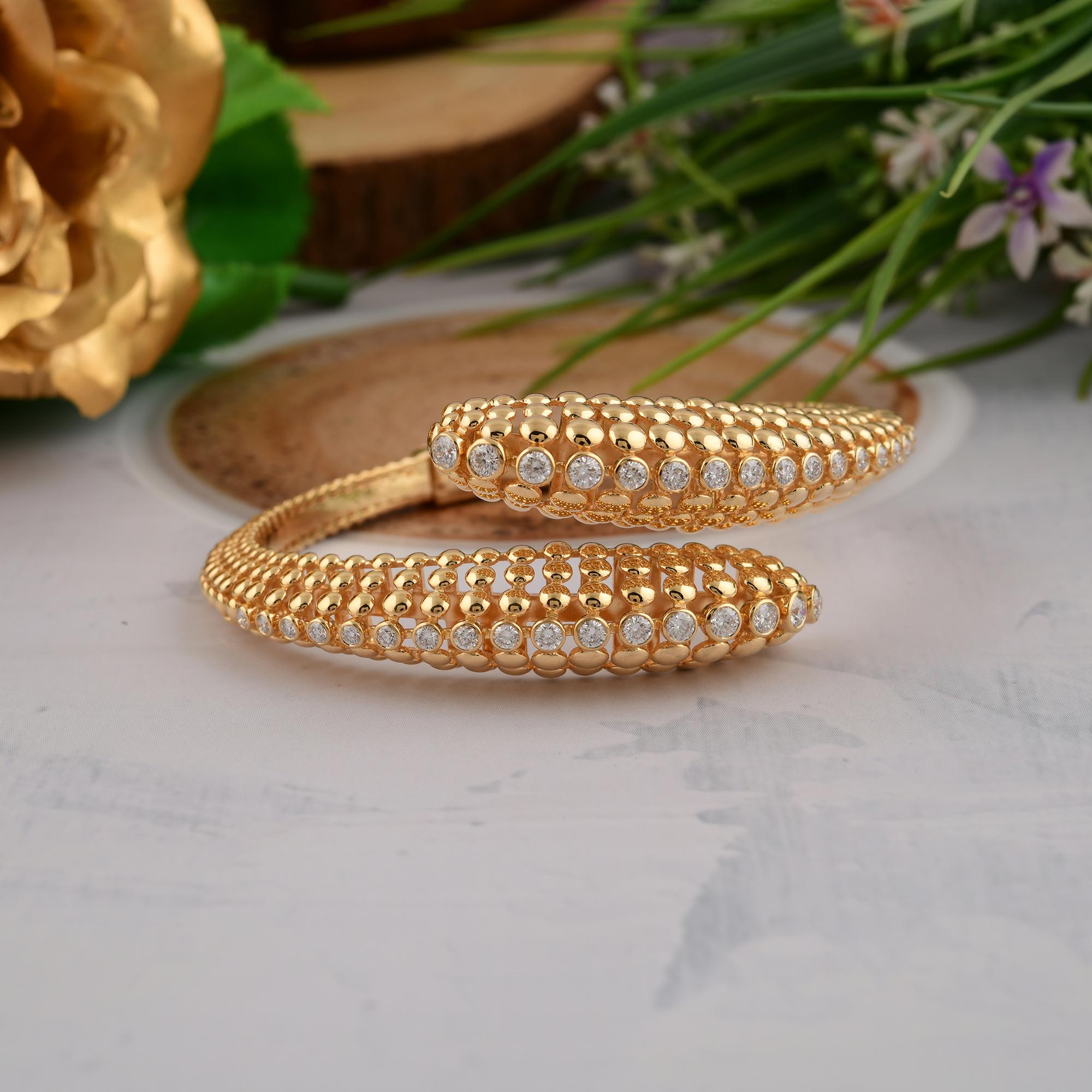 Contemporary Wraparound Bracelet in 18k Solid Gold with 1.57Ct Diamonds In New Condition For Sale In Diera, Dubai