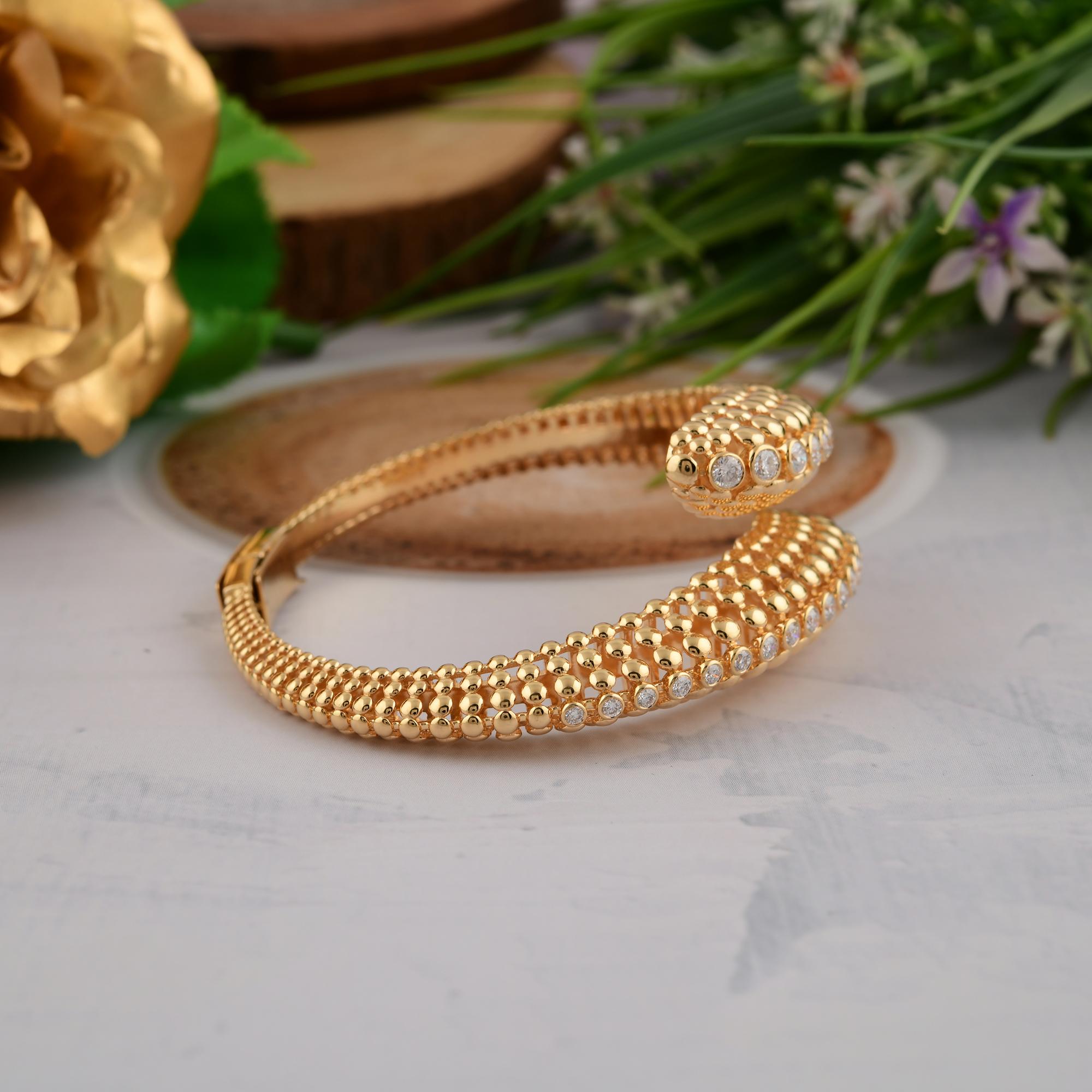 Contemporary Wraparound Bracelet in 18k Solid Gold with 1.57Ct Diamonds For Sale 3